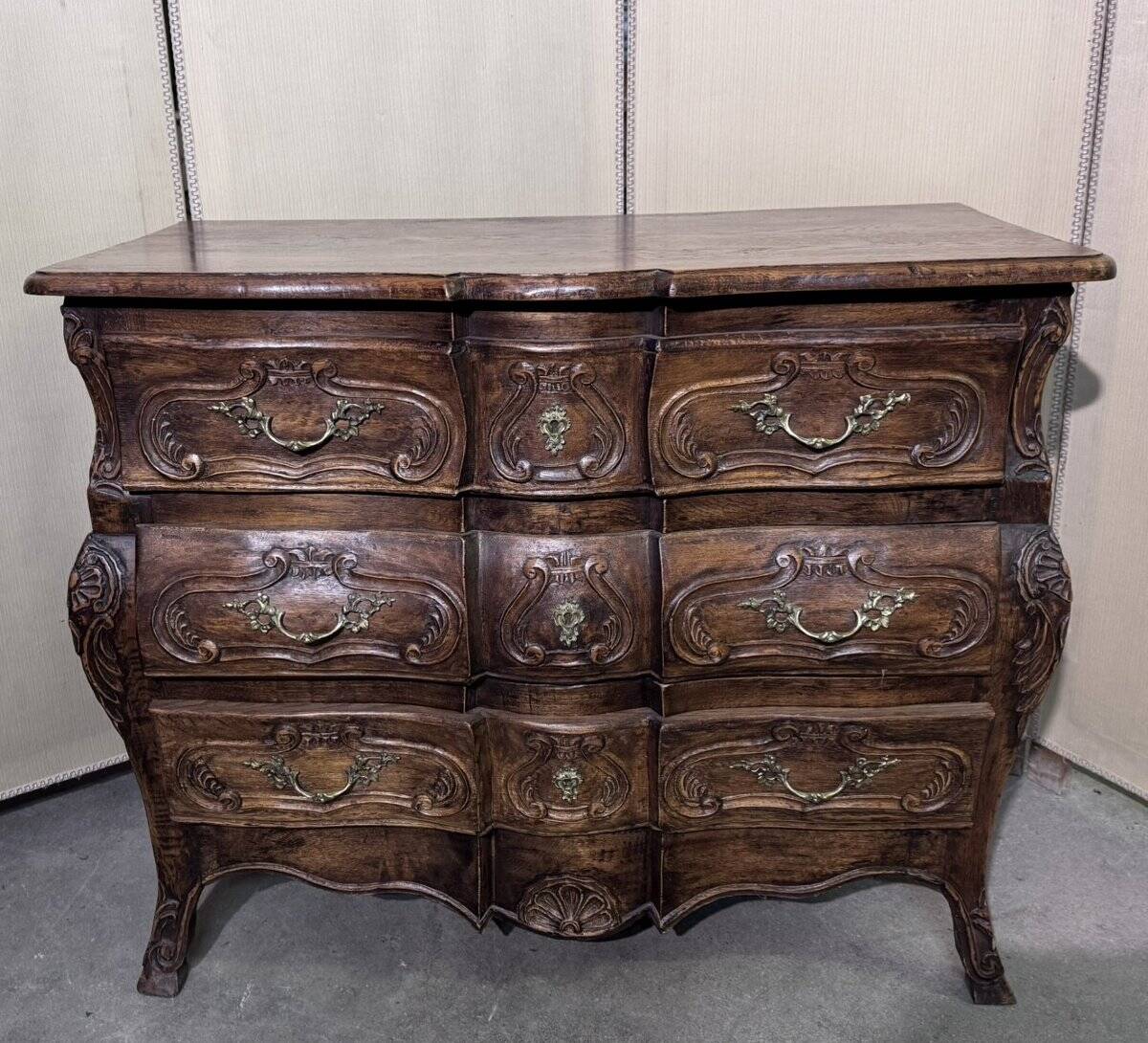 Curved tomb chest in the Provençal Louis XV style made of solid wood.