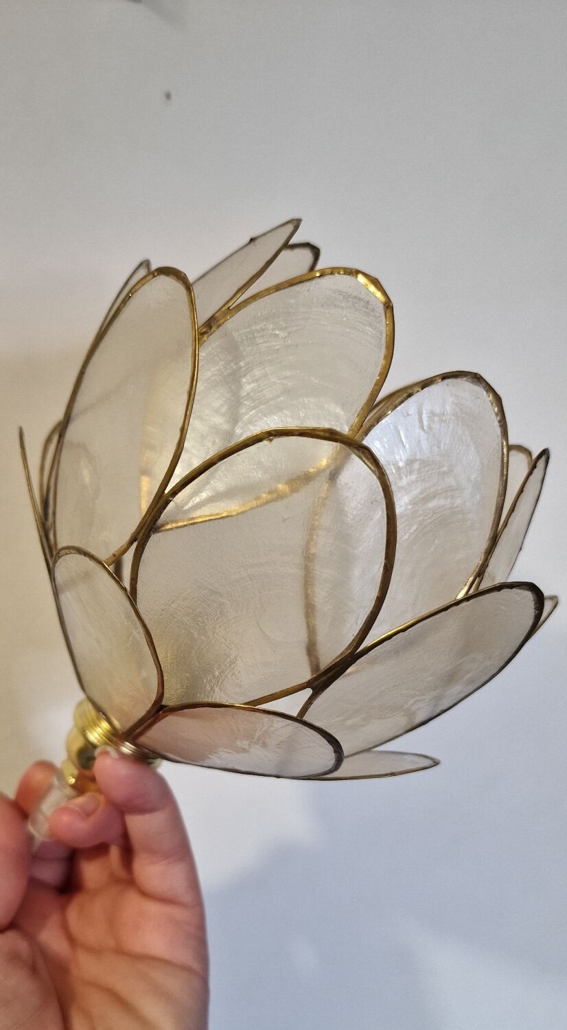 Mother-of-pearl flower in portable lamp or suspension