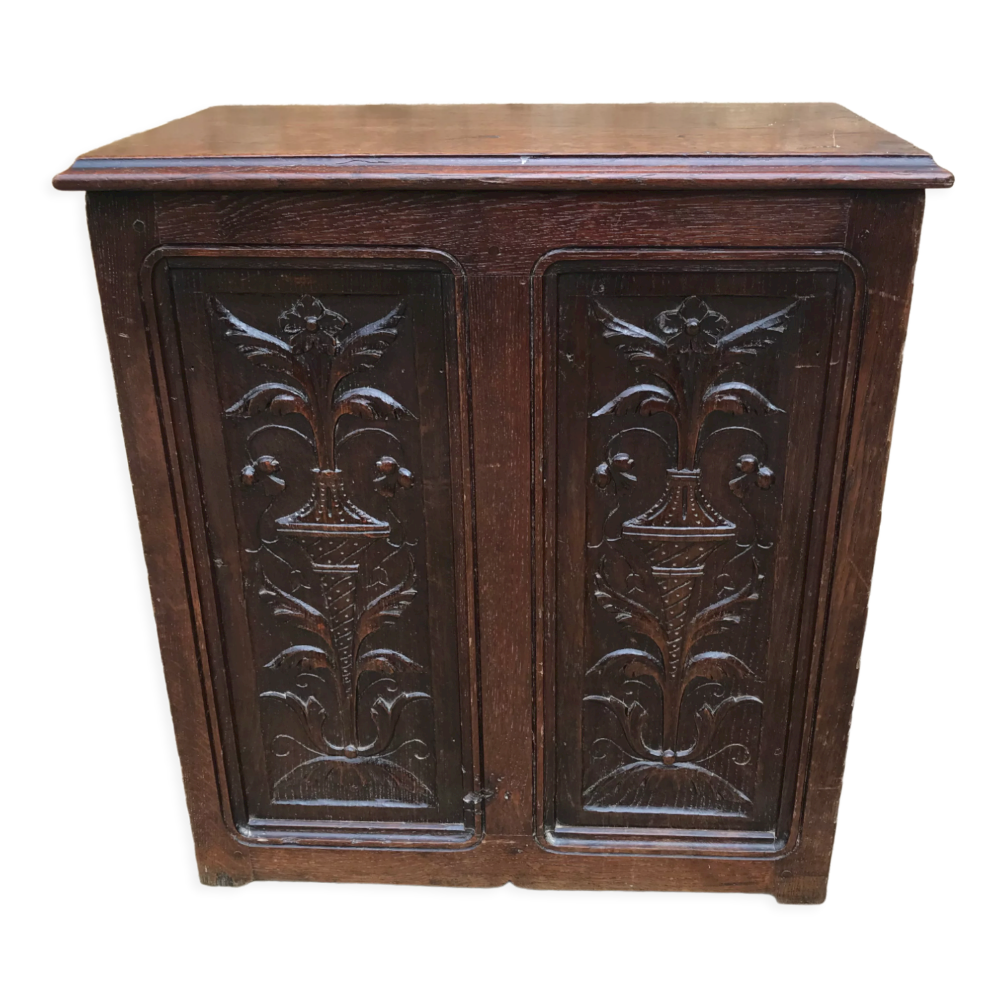 Coffre en bois sculpté et estampille a. dubois