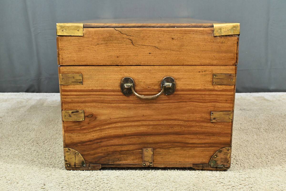 Marine trunk in camphor wood, India – Late 19th century