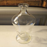 Ancienne carafe en verre gravé décor végétal