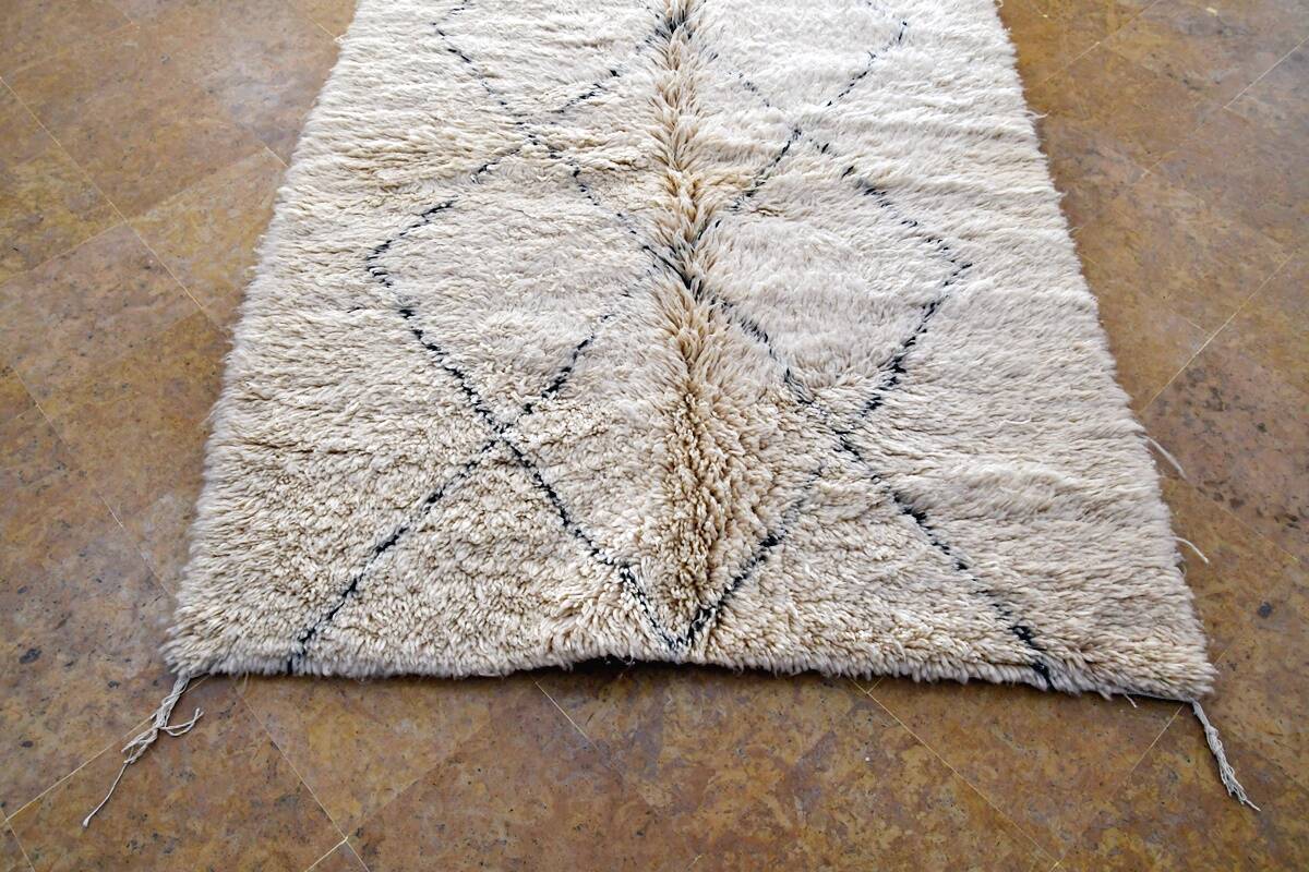 Beni Ouarain Moroccan Berber rug with black diamonds New 210 x 140 cm