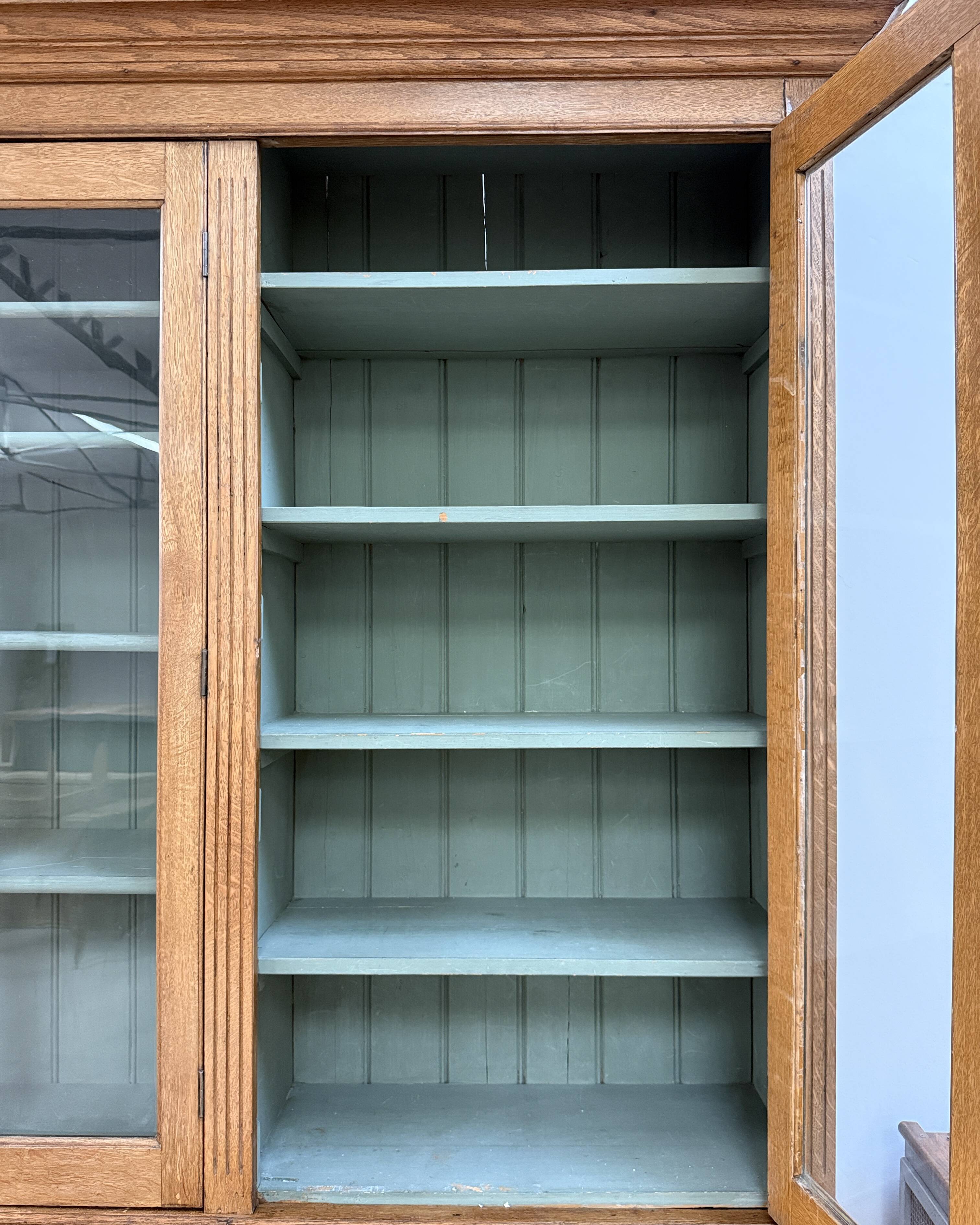 Large two-part display case (renovated)