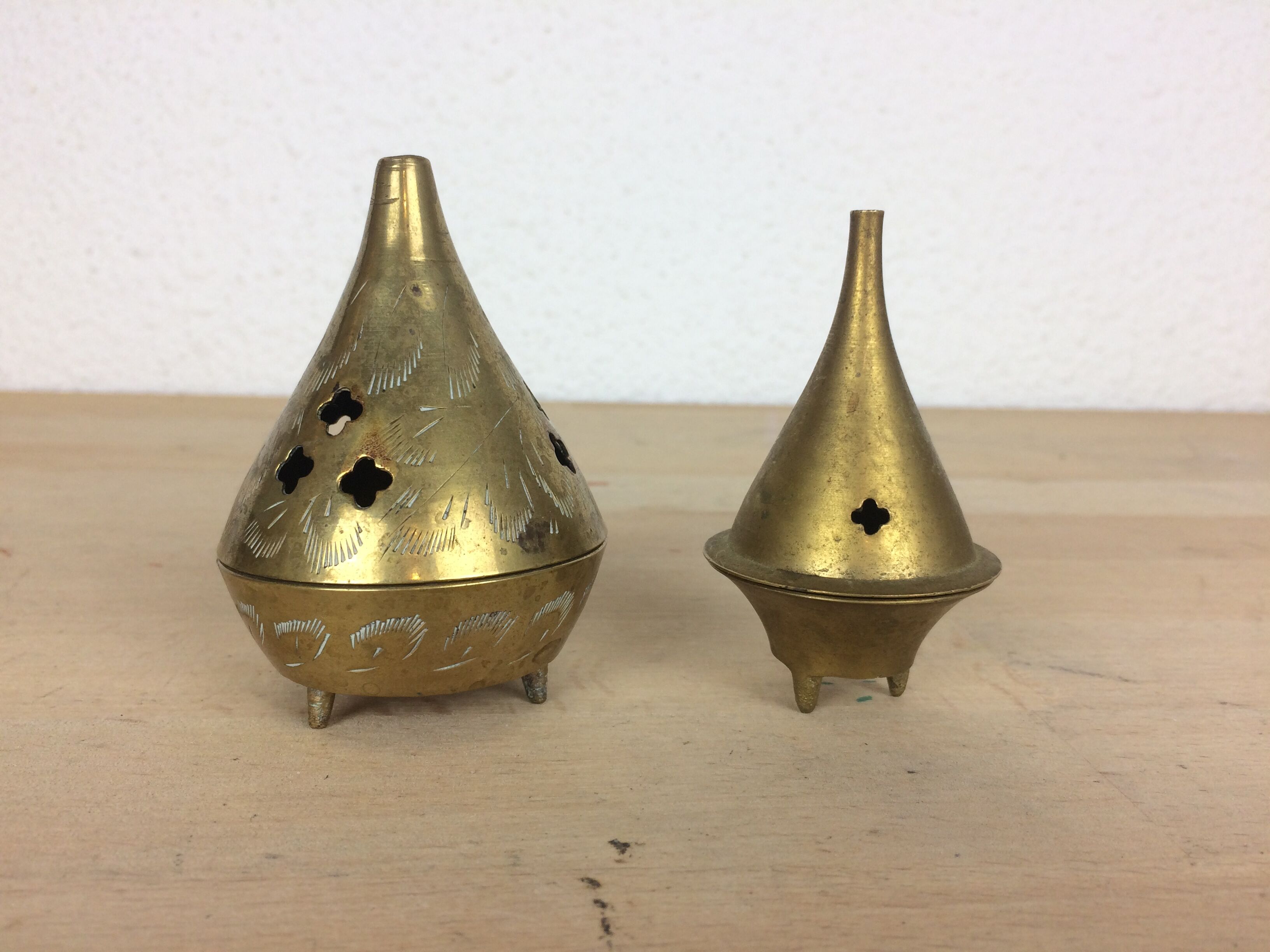 2 conical boxes burns incense in golden brass