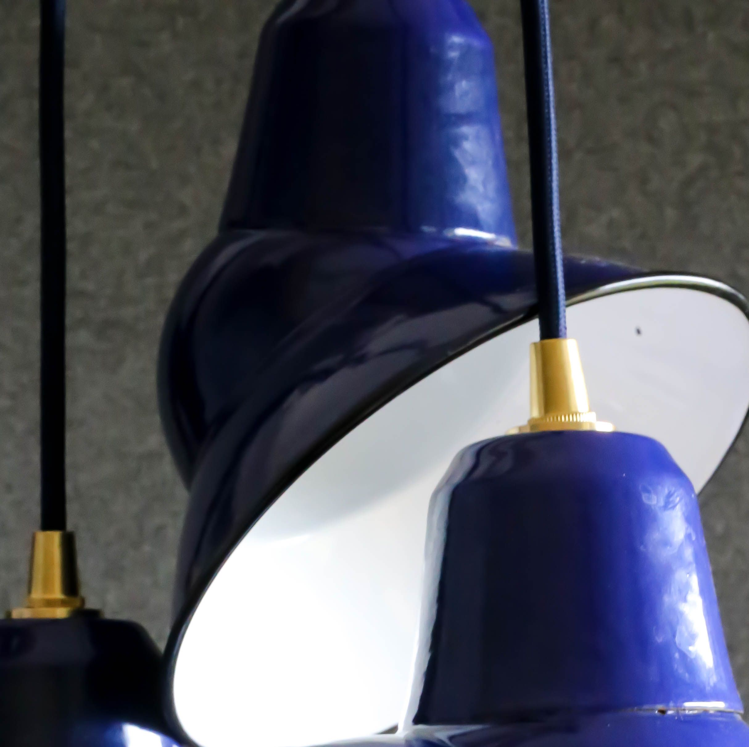 Set of 3 industrial suspensions in blue and white enamelled sheet - delivered with cable