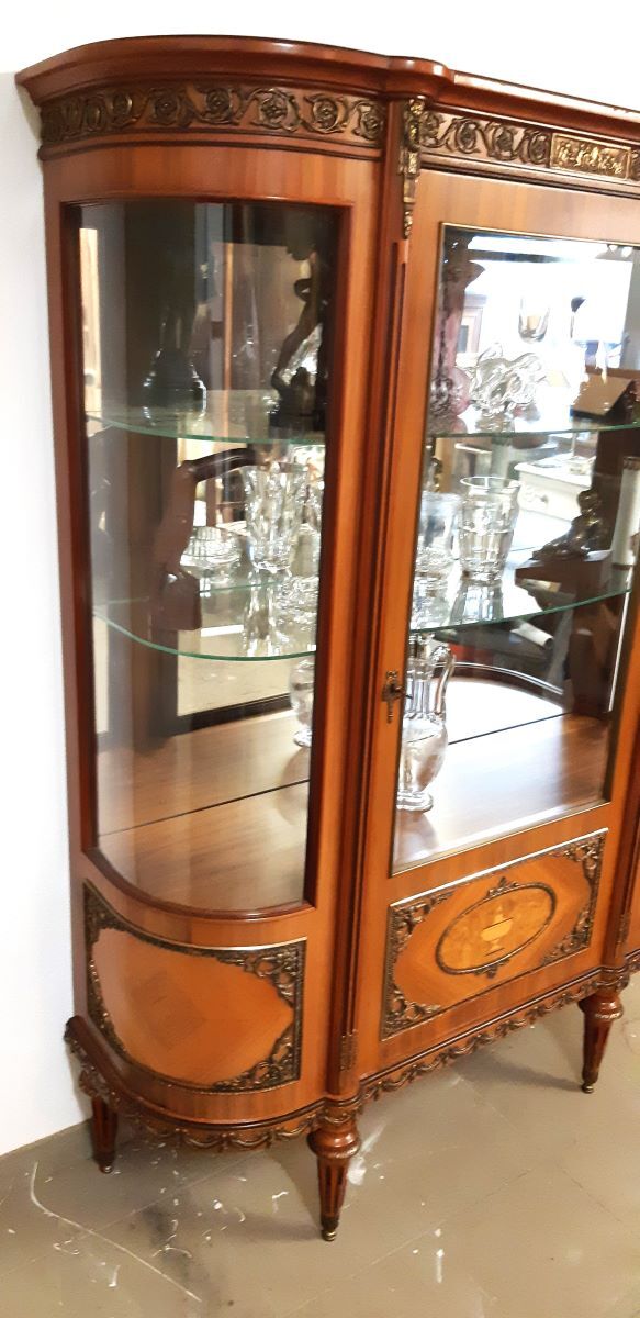 Showcase Louis XVI style, twentieth realization, signed cabinetmaking JP Ehalt of very good quality.