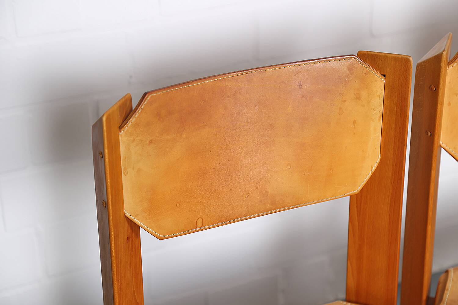 Set of 4 dining chairs in elm wood and cognac leather.
