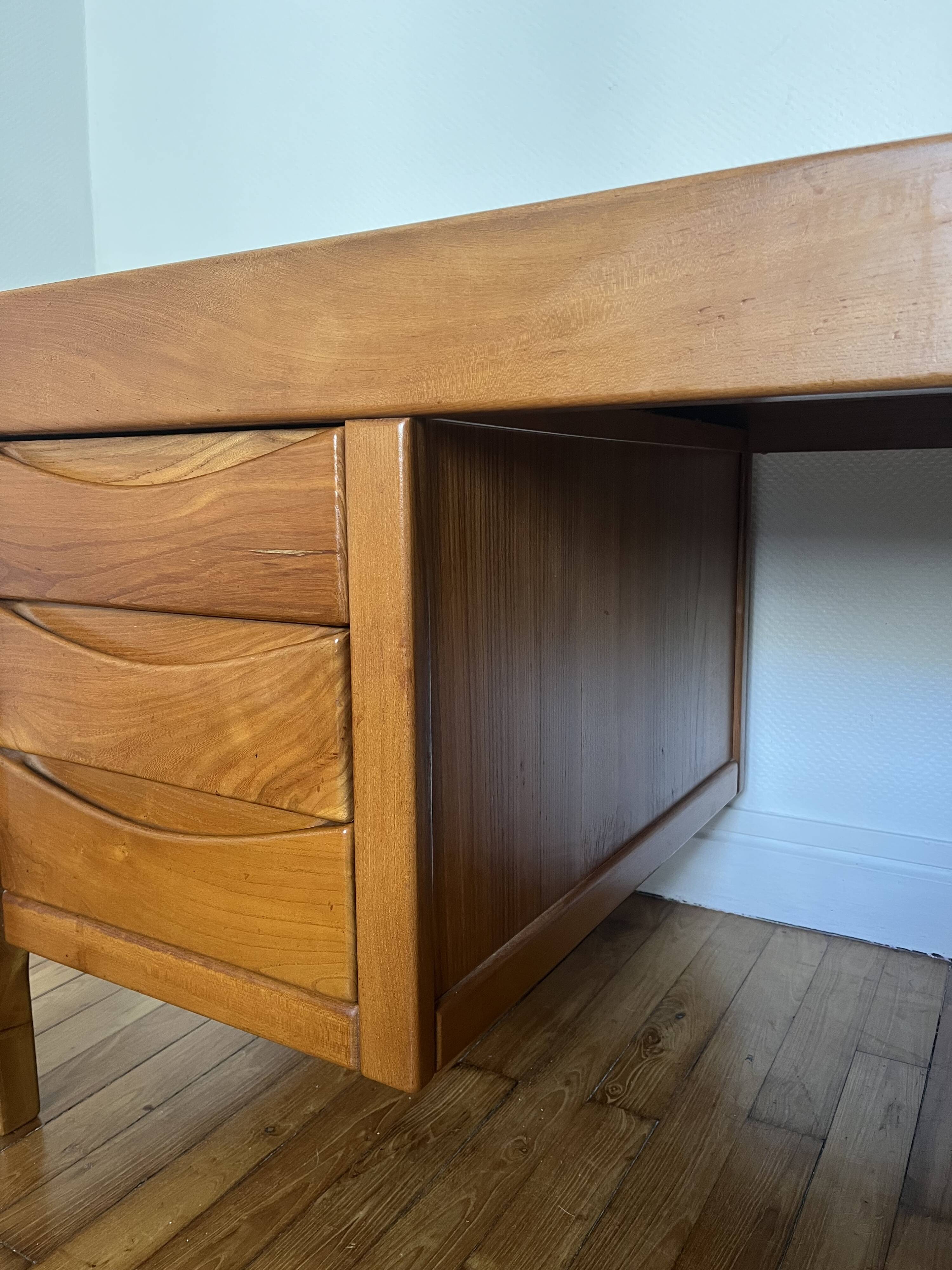 Bureau en orme de la Maison Regain