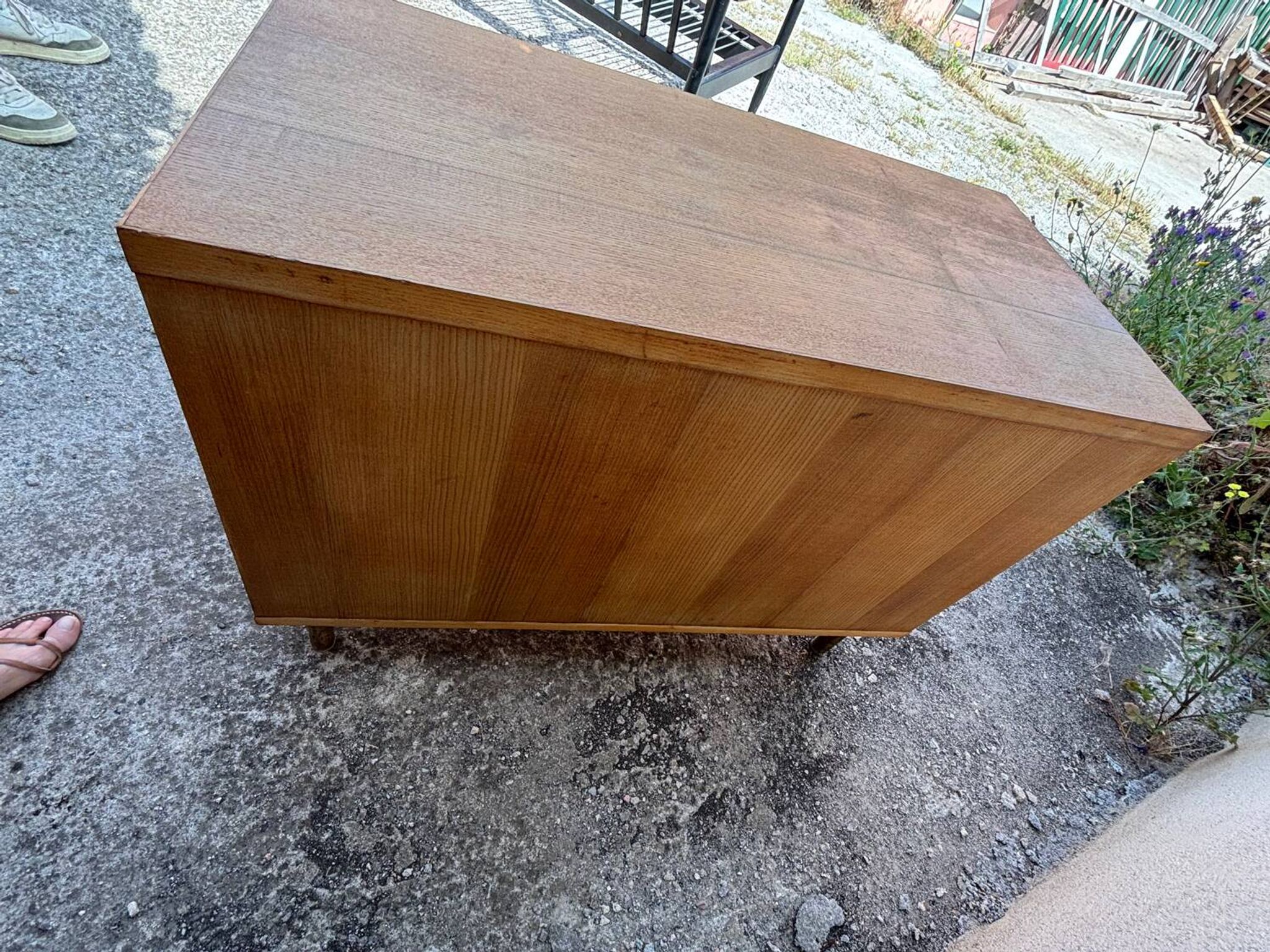 Commode années 70 chêne, laiton et placage blanc cassé