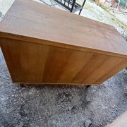 Commode années 70 chêne, laiton et placage blanc cassé
