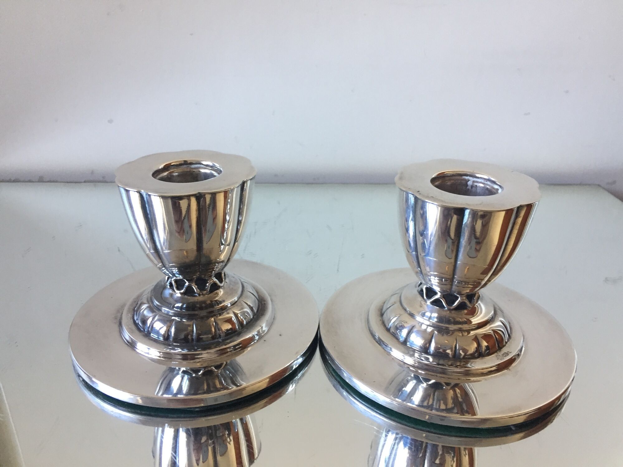 Paire de porte-bougies plaqués en argent art déco