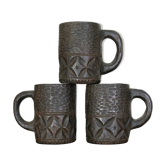 Trois tasses en bois foncé gravé années 60