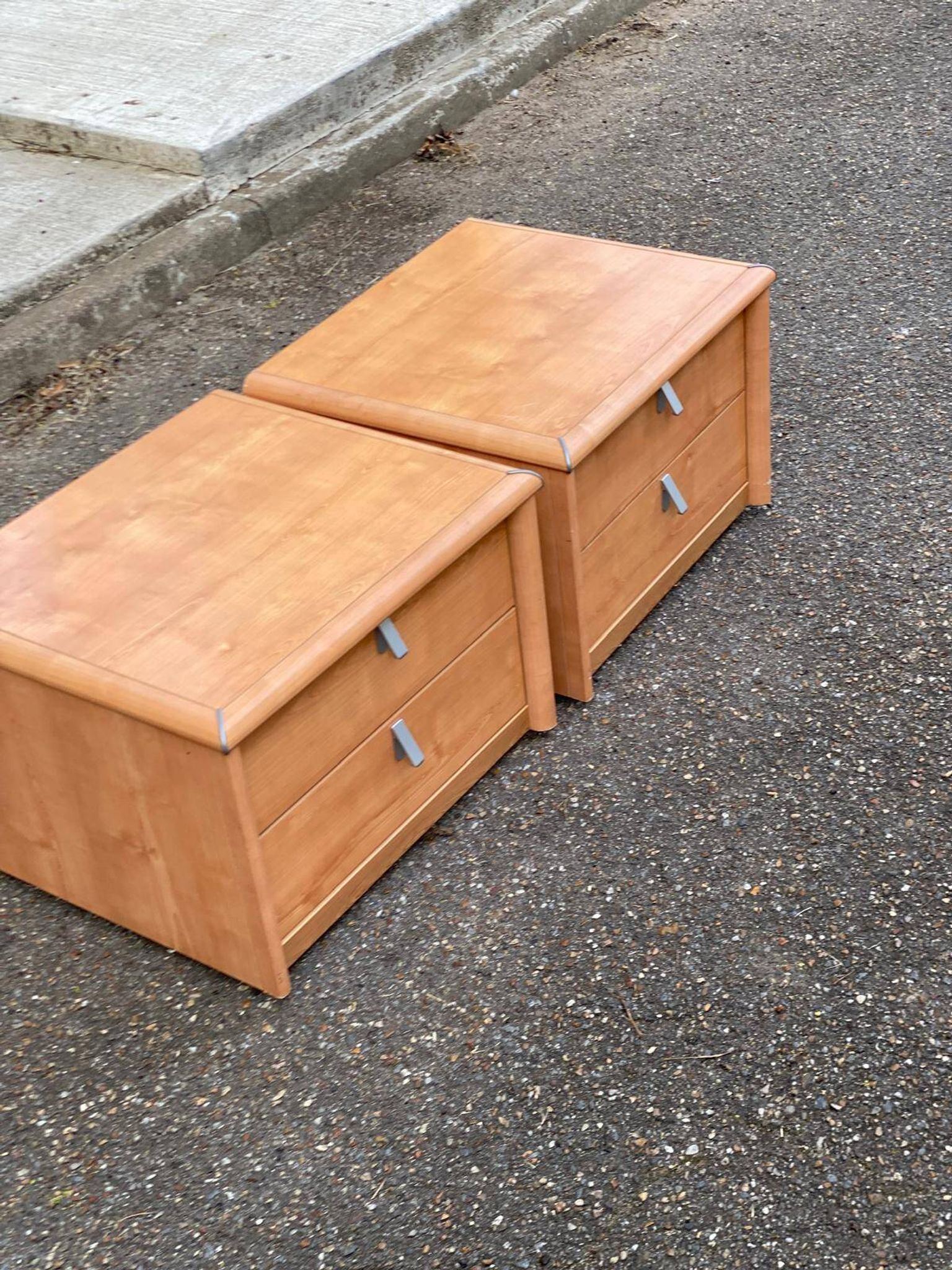2 tables de chevet françaises Gauthier en bois clair avec 2 tiroirs