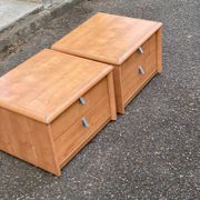 2 tables de chevet françaises Gauthier en bois clair avec 2 tiroirs