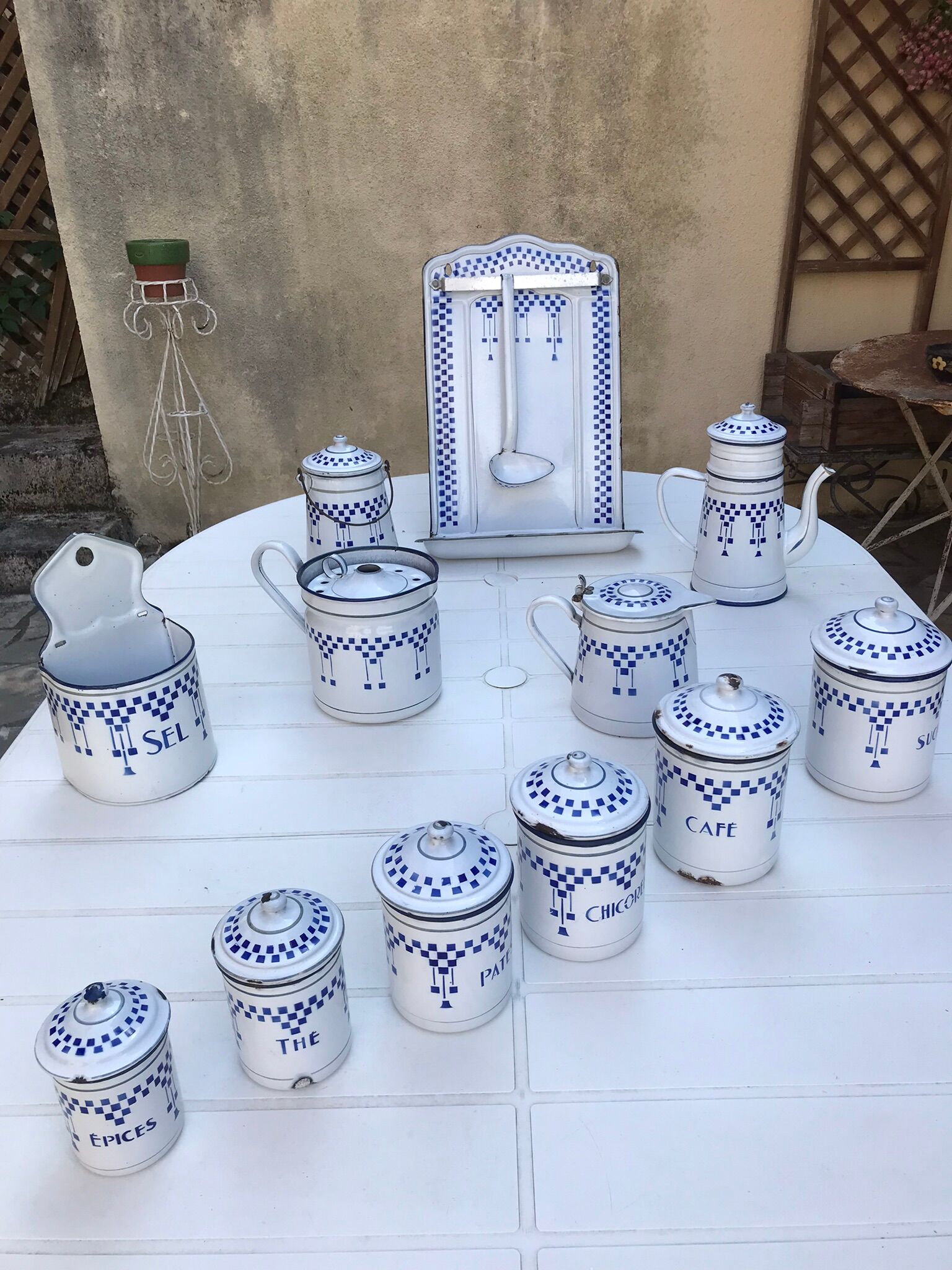 Lustucru enamelled series