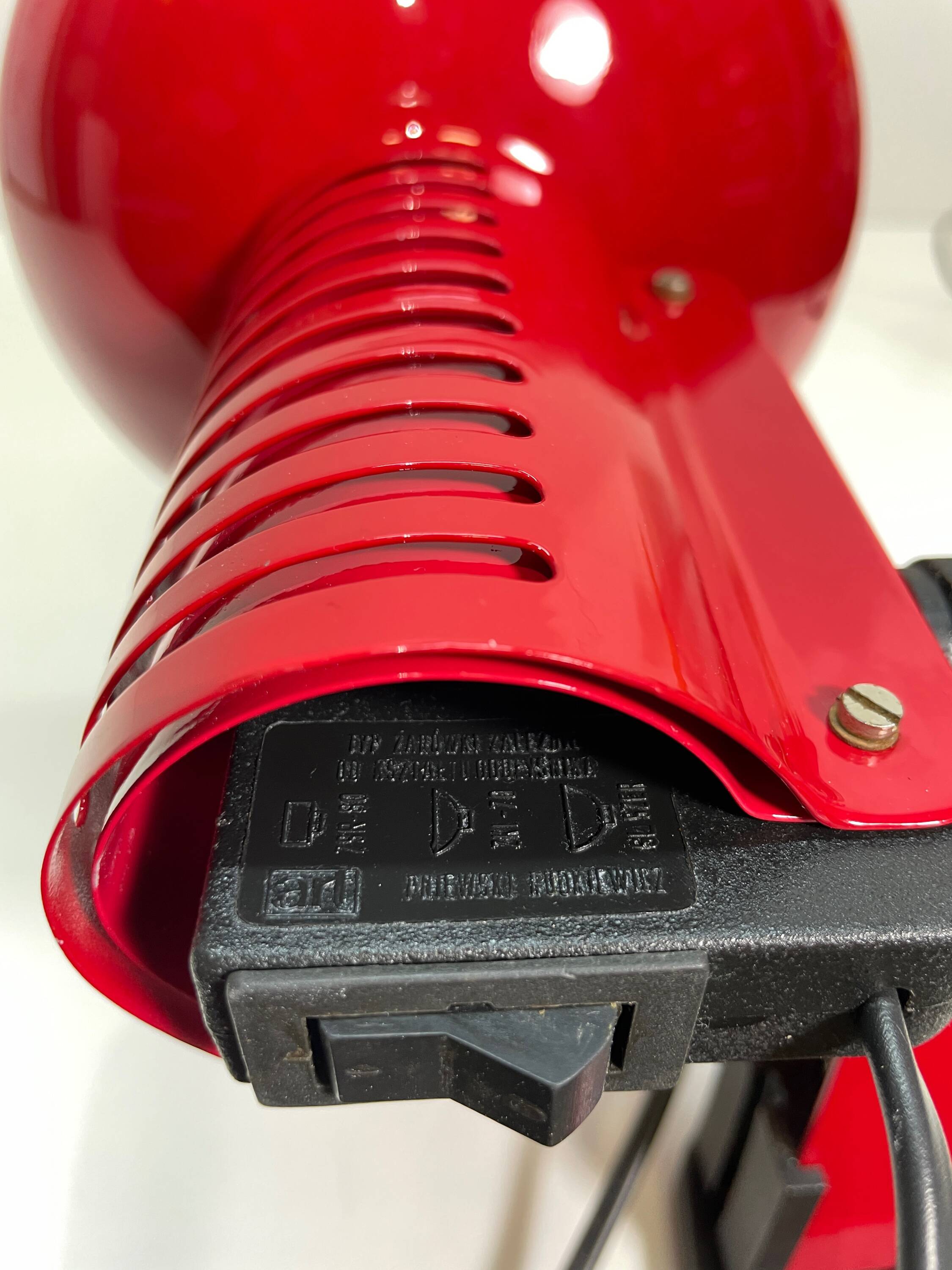 Lampe rouge avec étau, ART, années 1980 | Selency