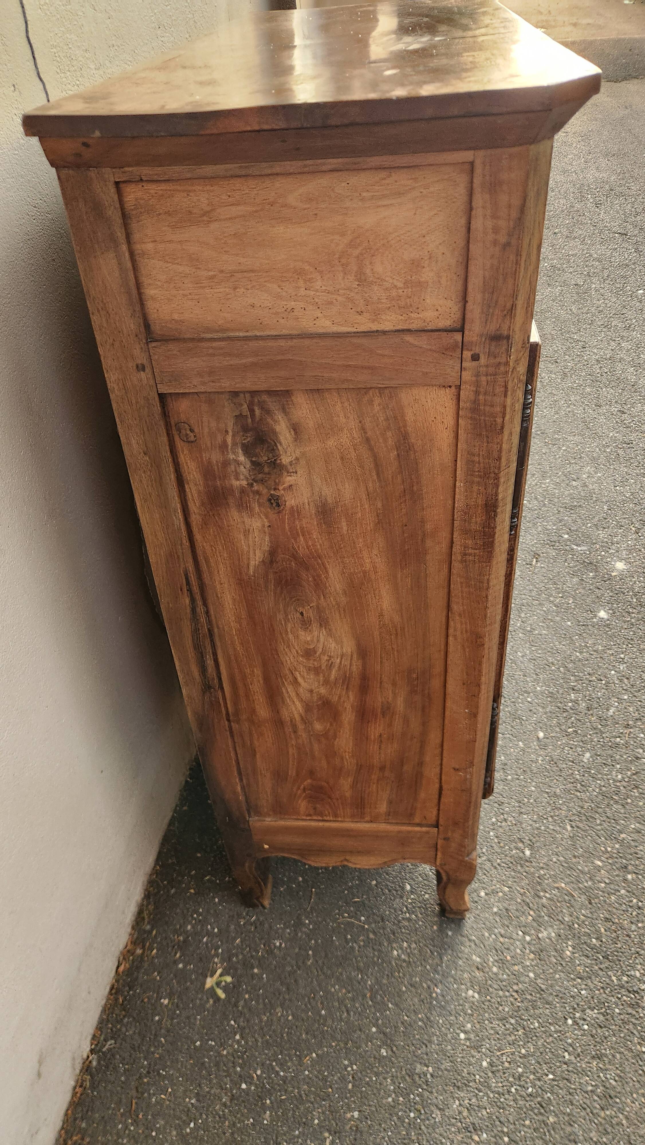 Buffet bas ancien en bois massif XVIII