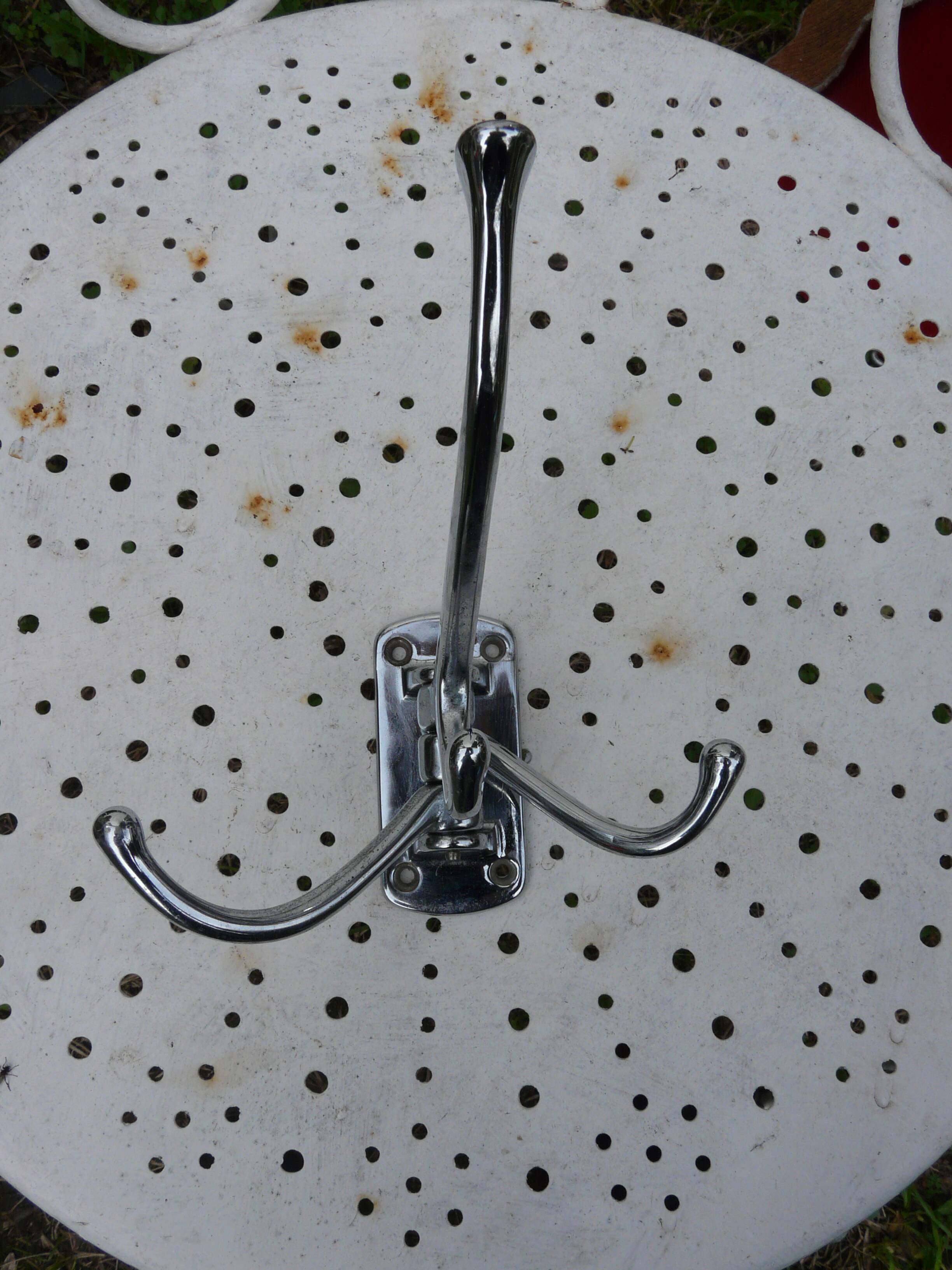 Wall-mounted coat rack in chromed metal with 4 adjustable hooks