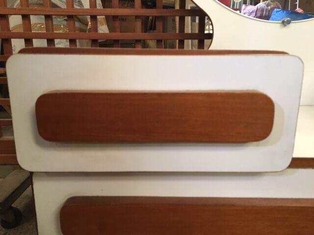 Hairdresser from the 70s in vintage teak deisgn