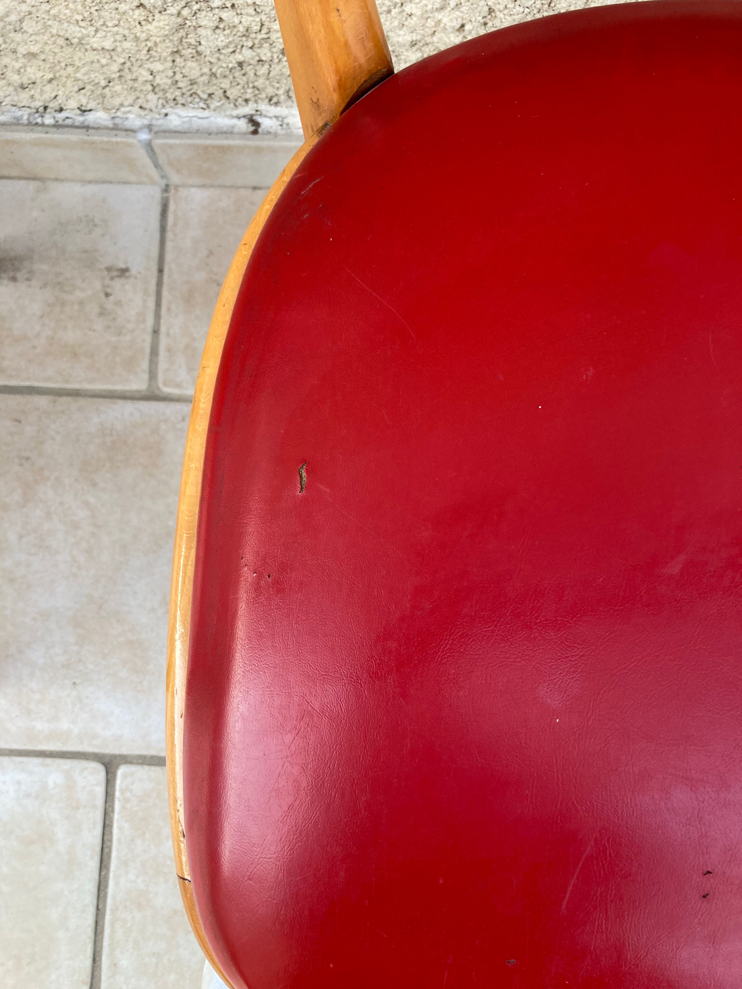 3 chairs in red Skaï
