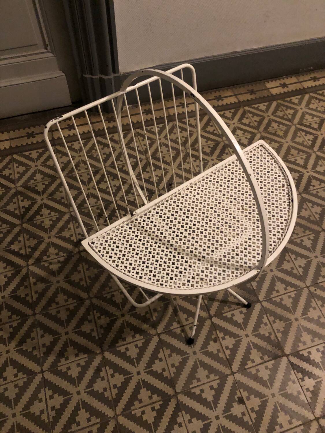 Mategot metal magazine rack