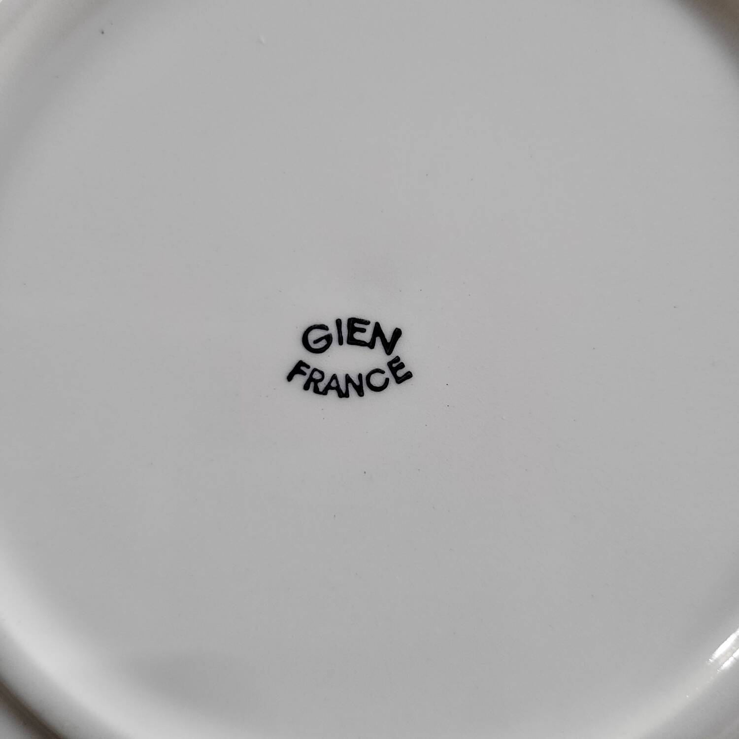 8 Gien dinner plates with rose decoration — 1960s-70s