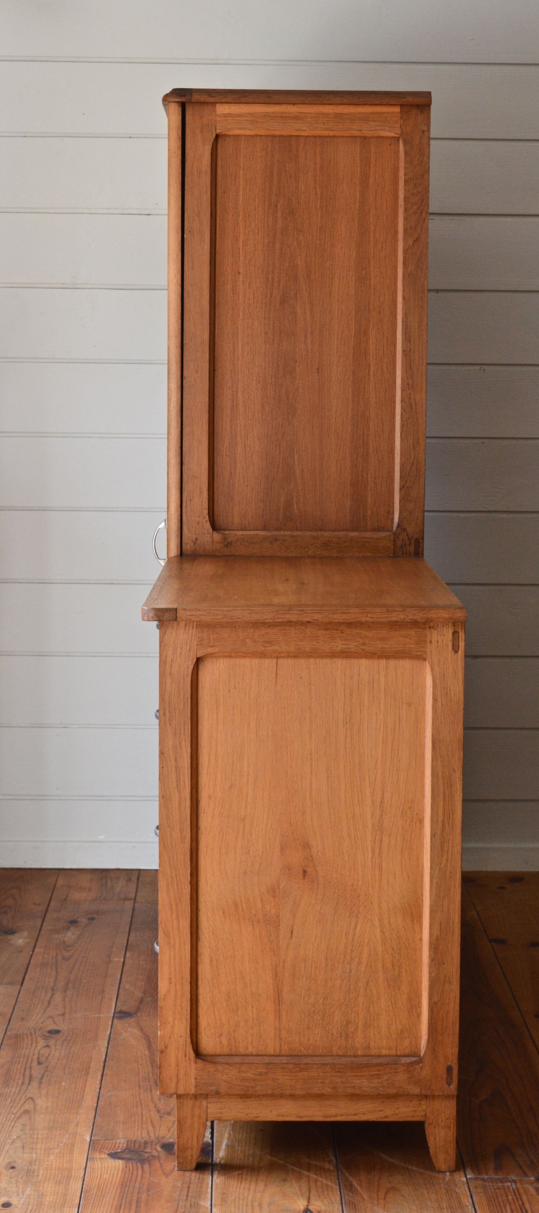 Asymmetrical cabinet