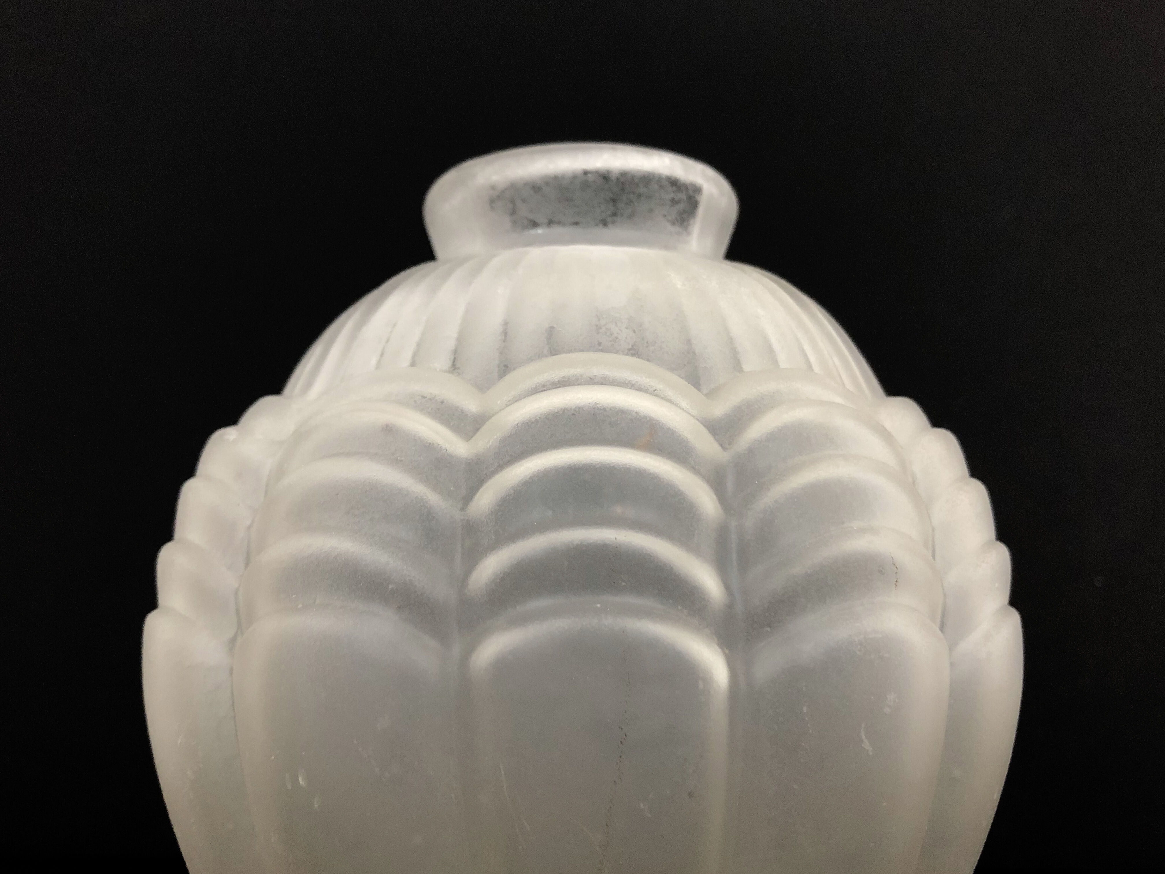 Art Deco vase in frosted glass. Art Deco era. Made in France
