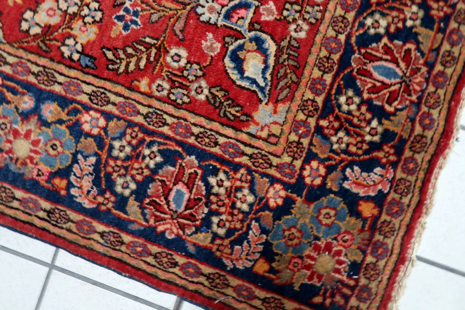 Handmade antique Persian Kashan rug 136cm x 201cm, 1910s