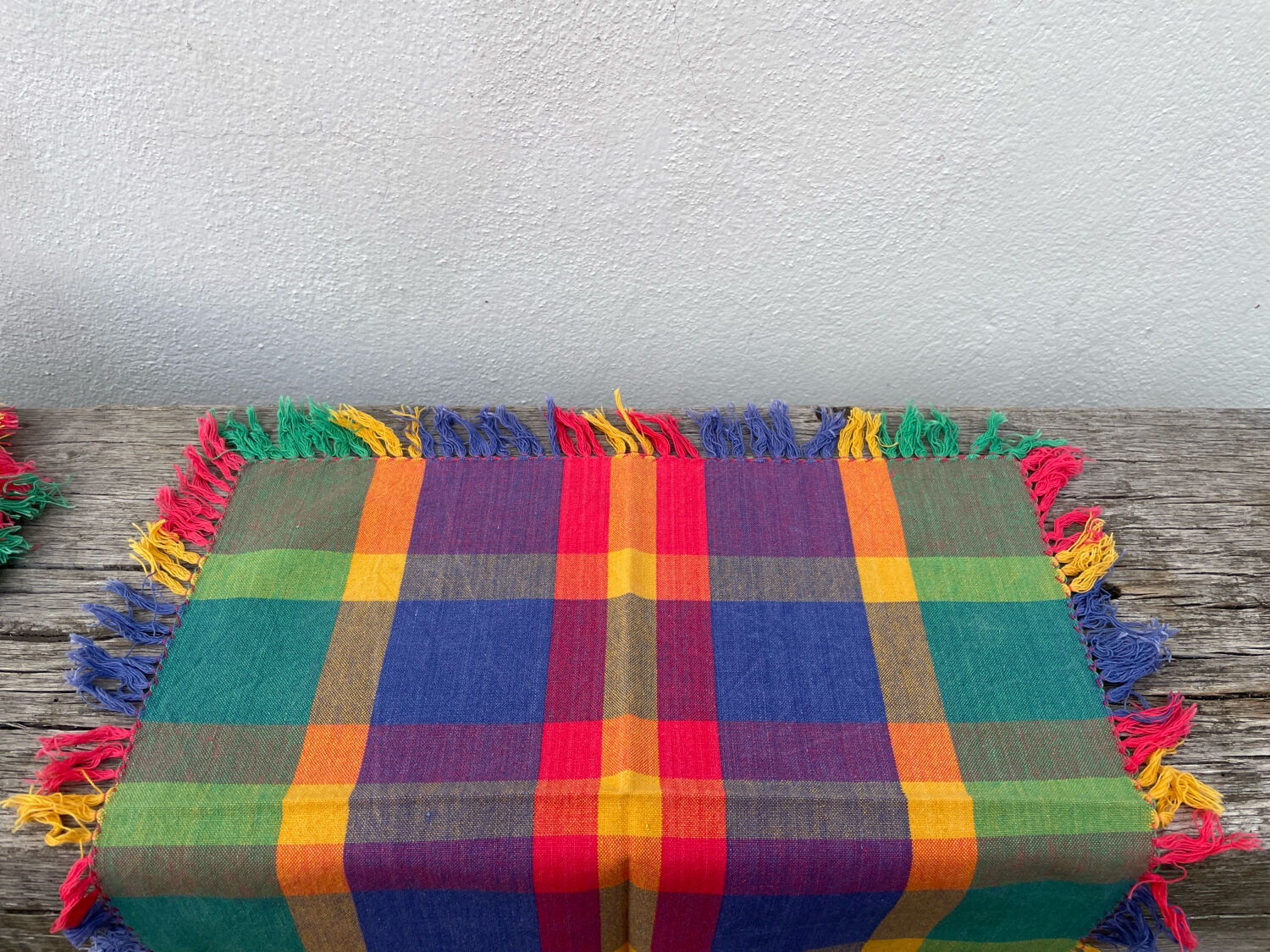 5 multicoloured checked napkins