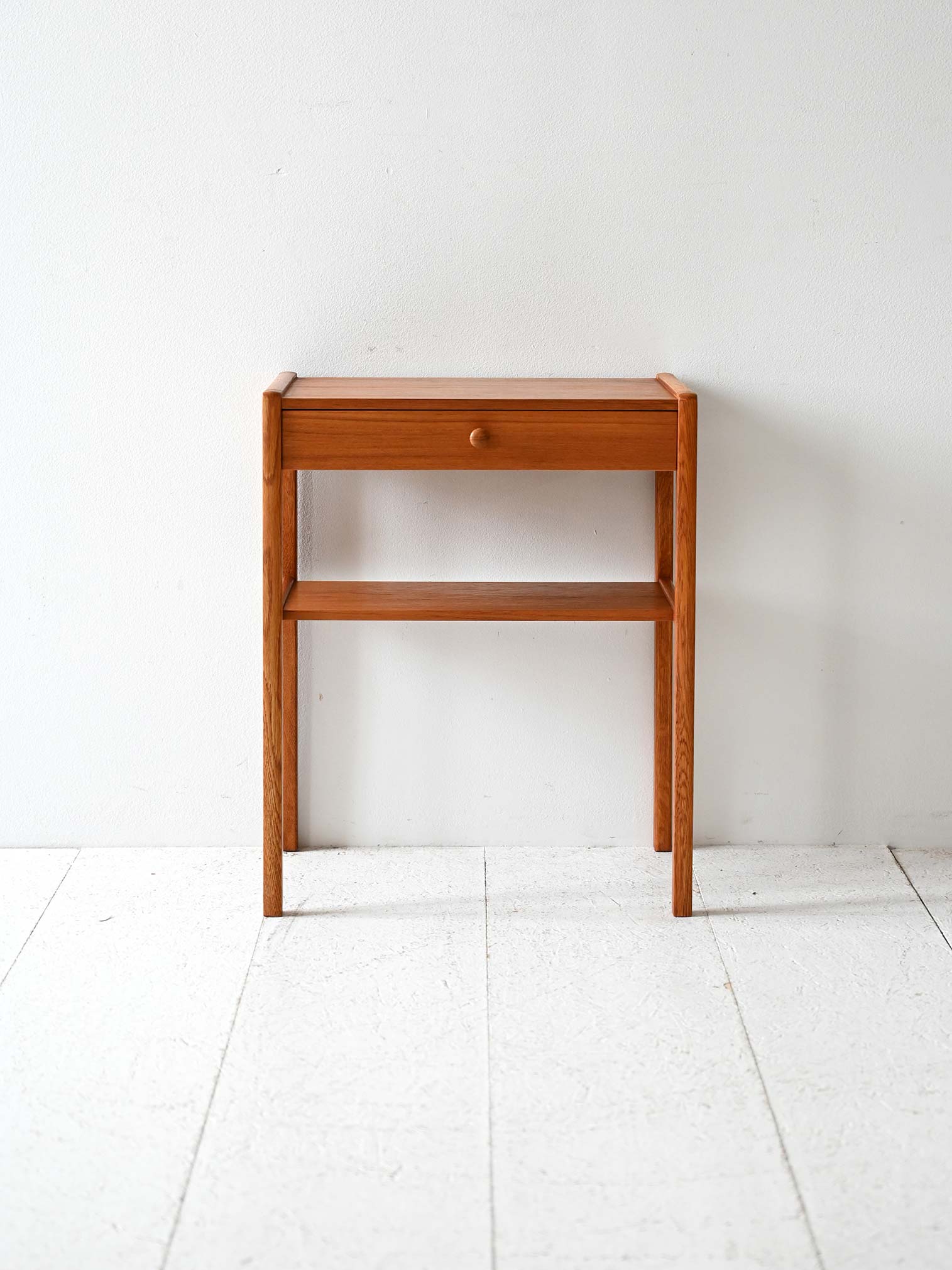 Table de chevet scandinave vintage en teck avec étagère