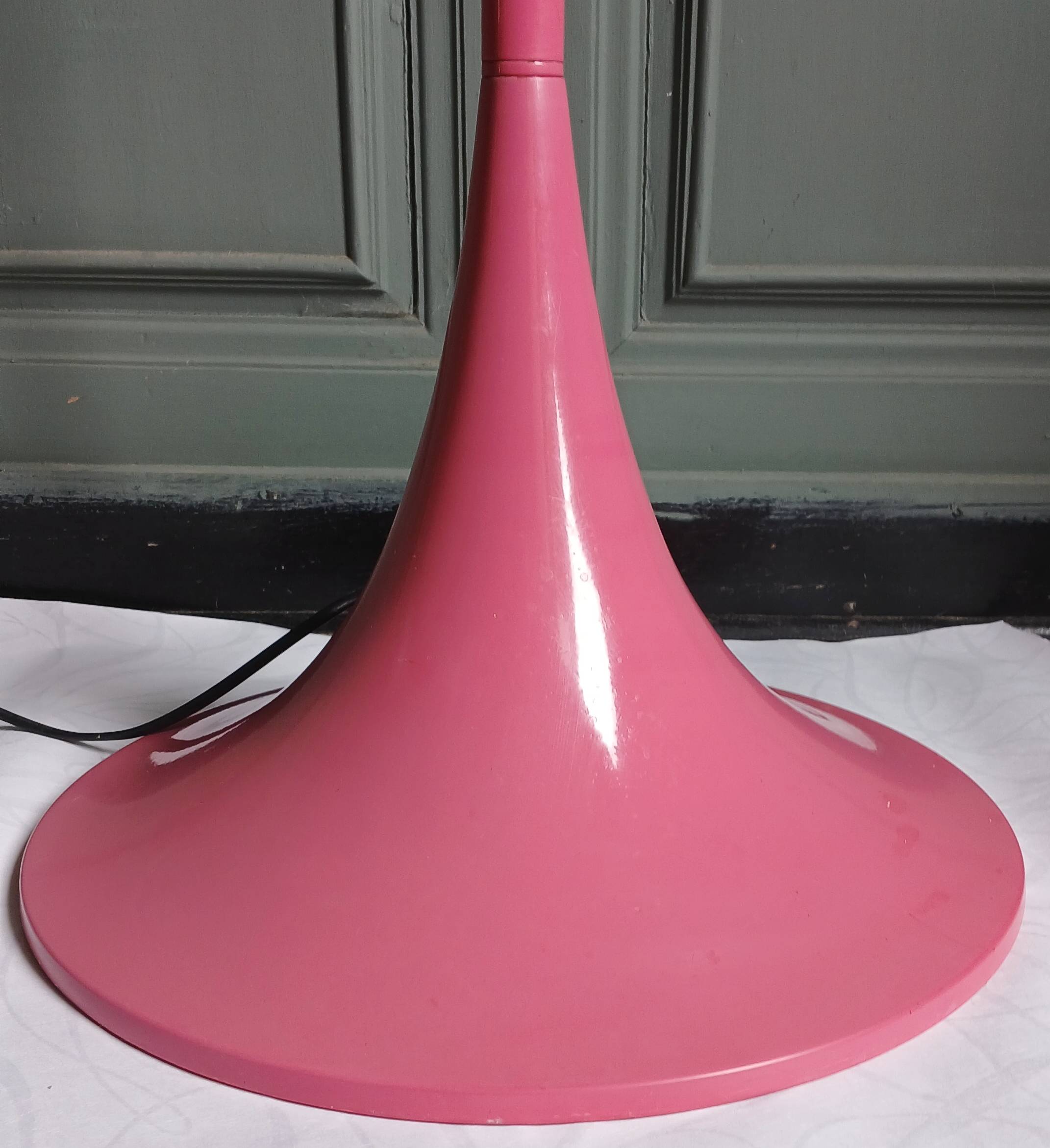 Tulip foot floor lamp in pink lacquered metal & cylindrical shade. 80's