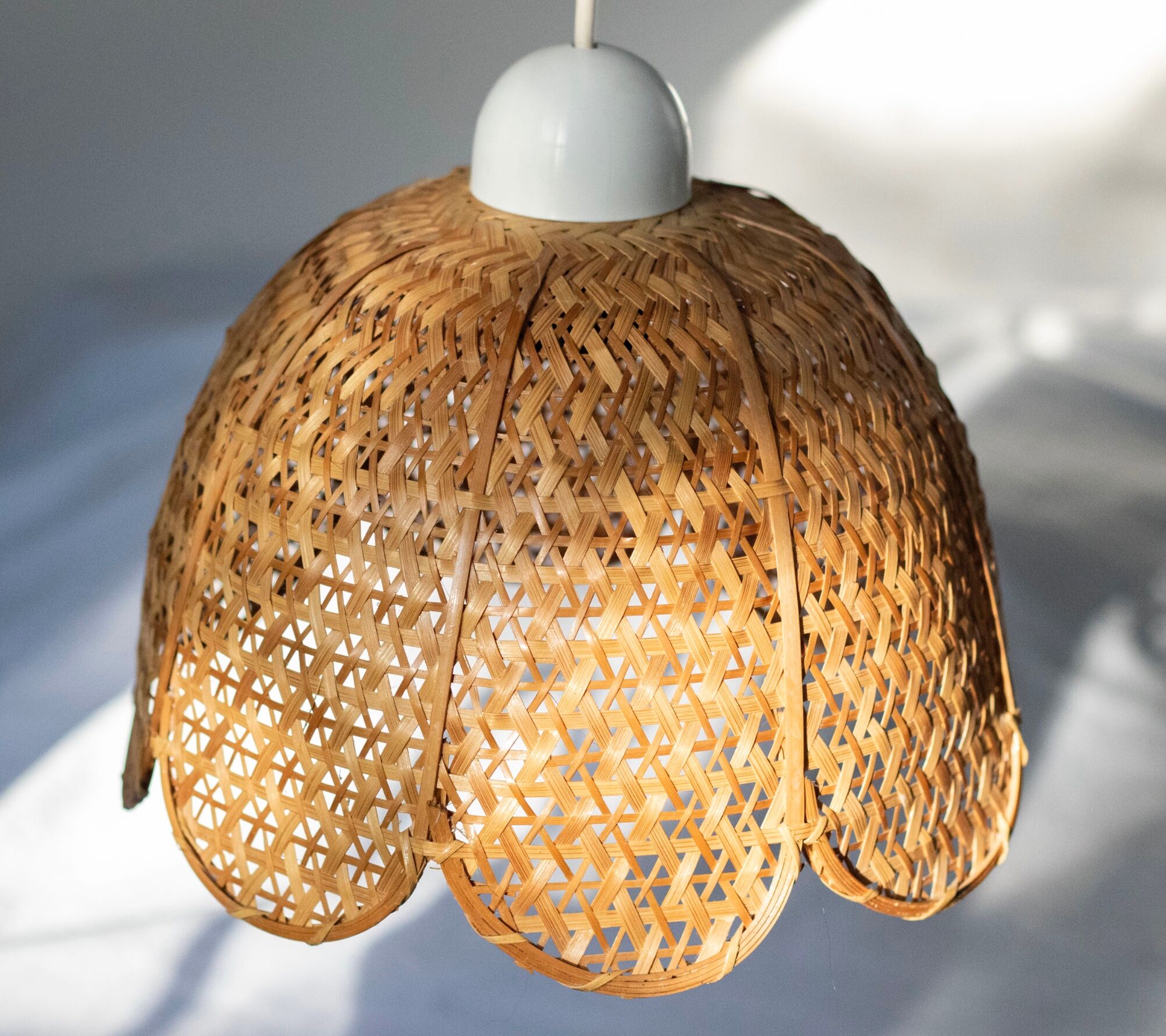 Vintage flower suspension in wicker rattan