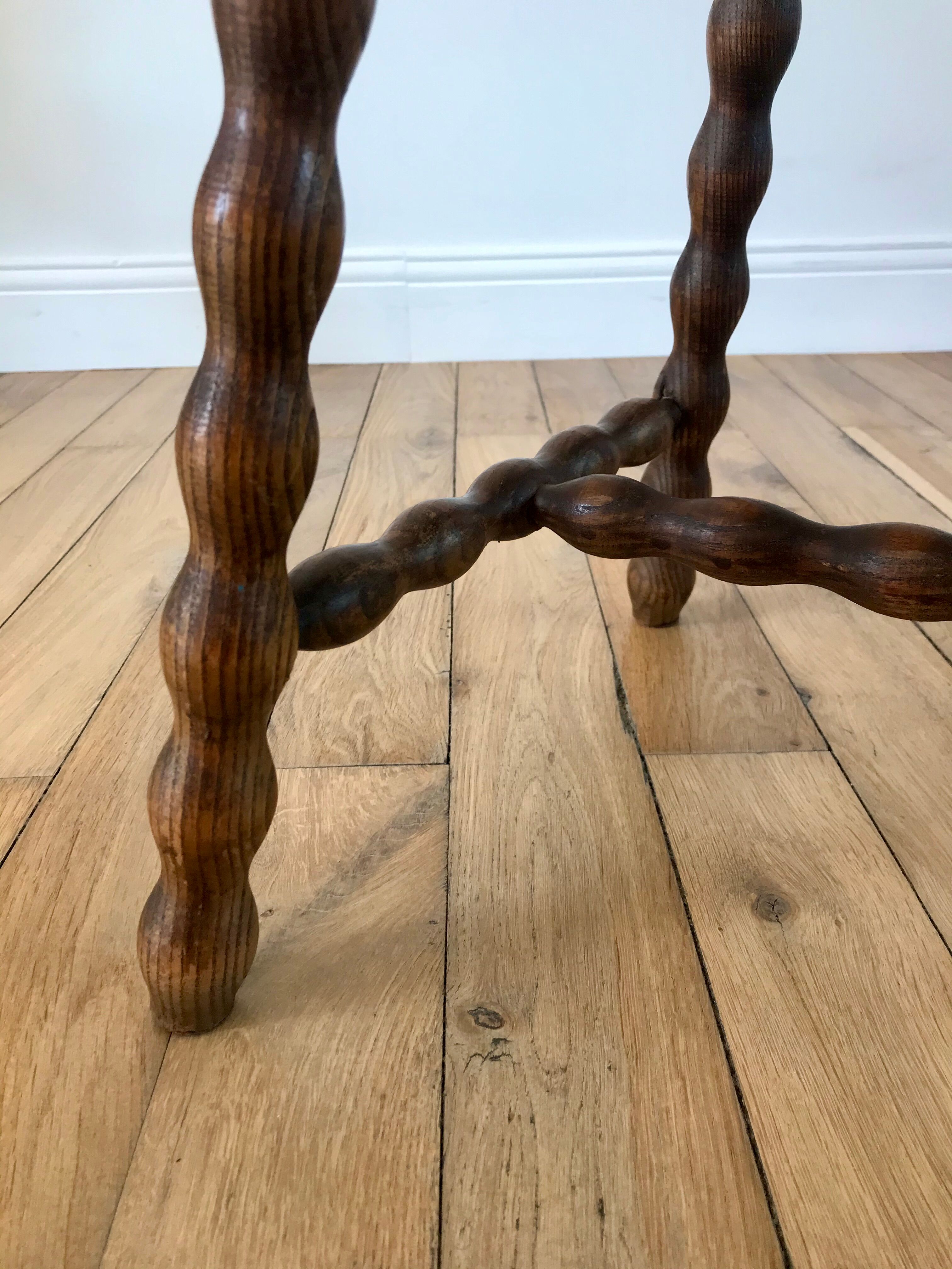 Tripod stool in beaded wood / turned 40s