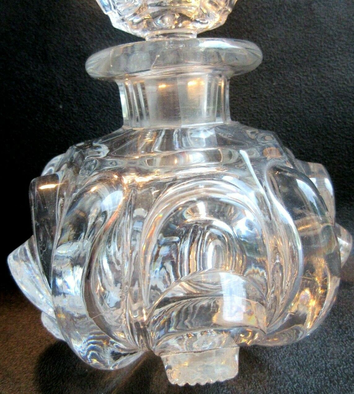 Flacon de parfum cristal Baccara ananas en forme de boule sculptée