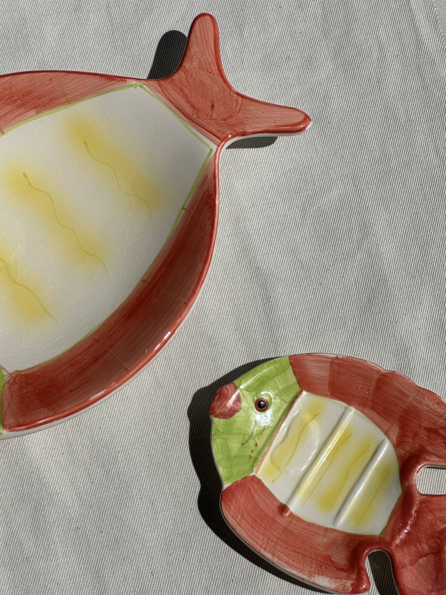 Duo of dishes in the shape of vintage colorful fish