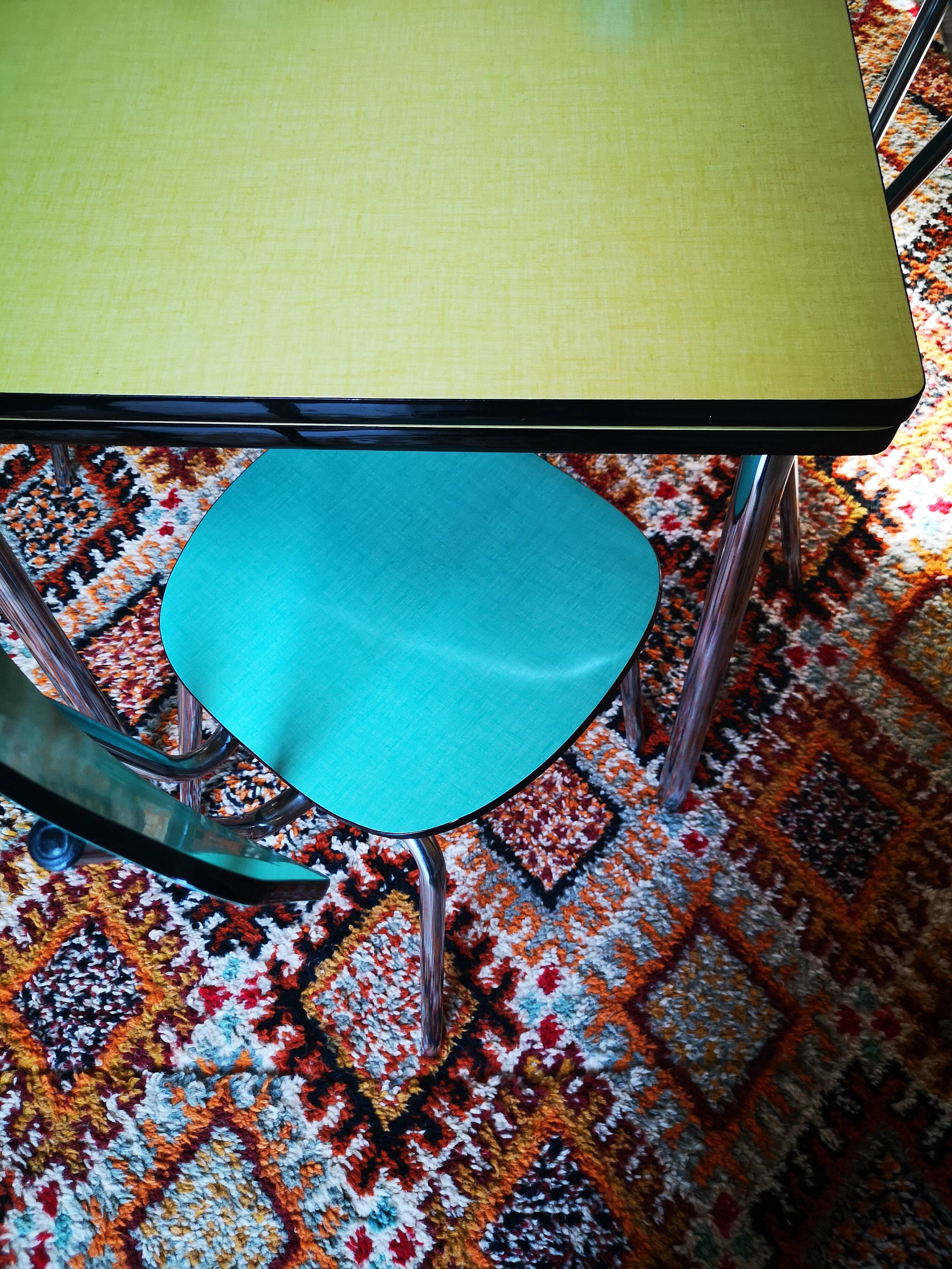 Stretch table set in formica and 4 chairs
