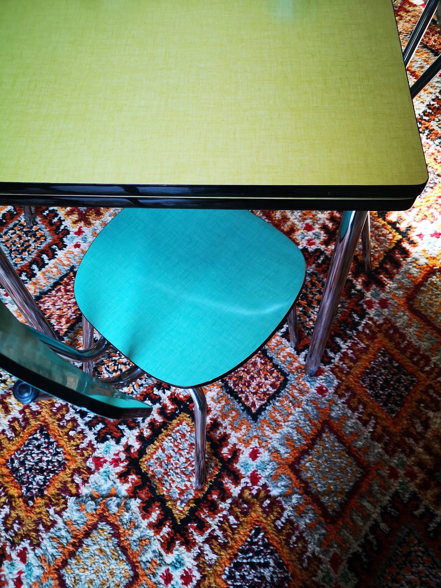 Ensemble de table extensible en formica et 4 chaises