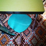Ensemble de table extensible en formica et 4 chaises