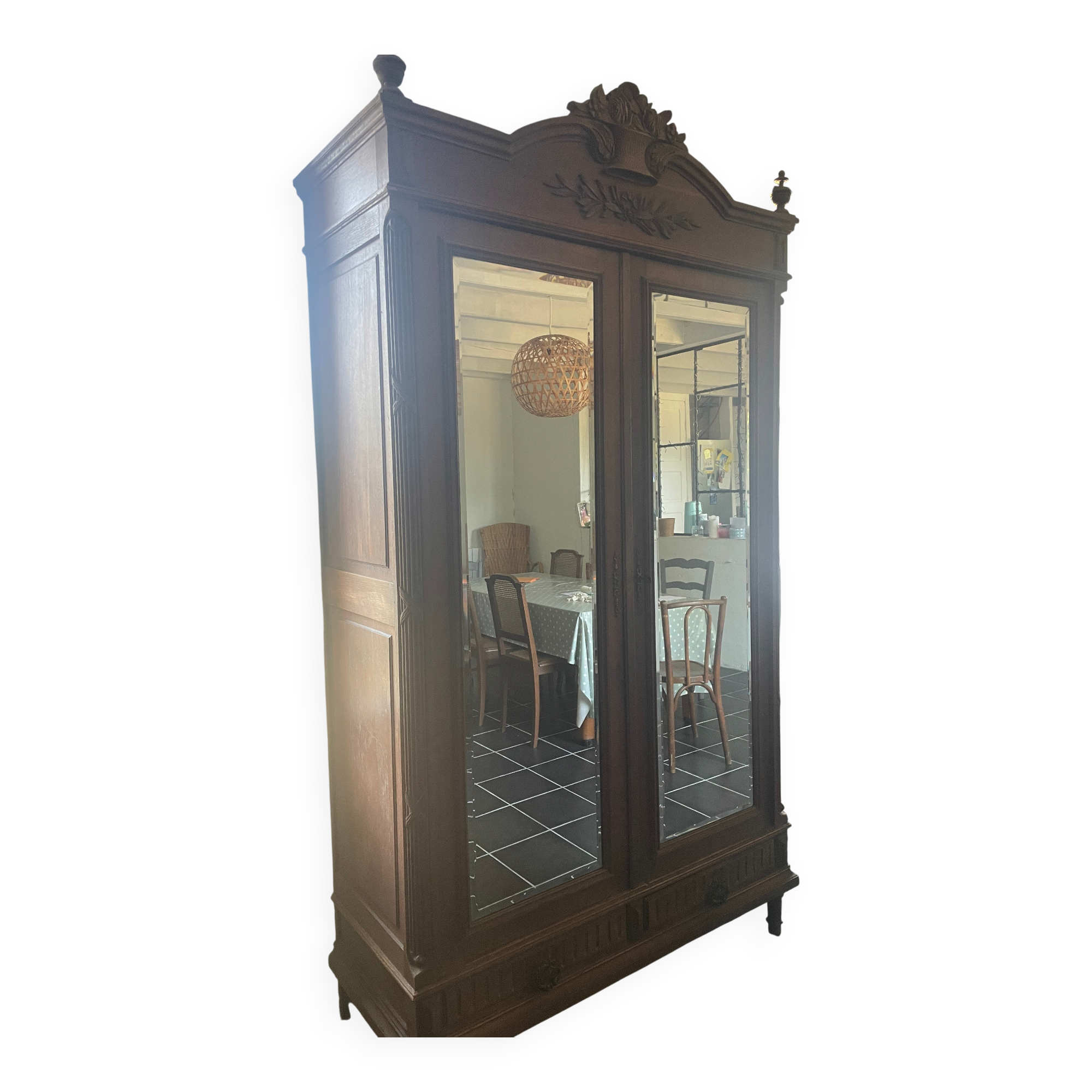 Armoire ancienne avec miroirs