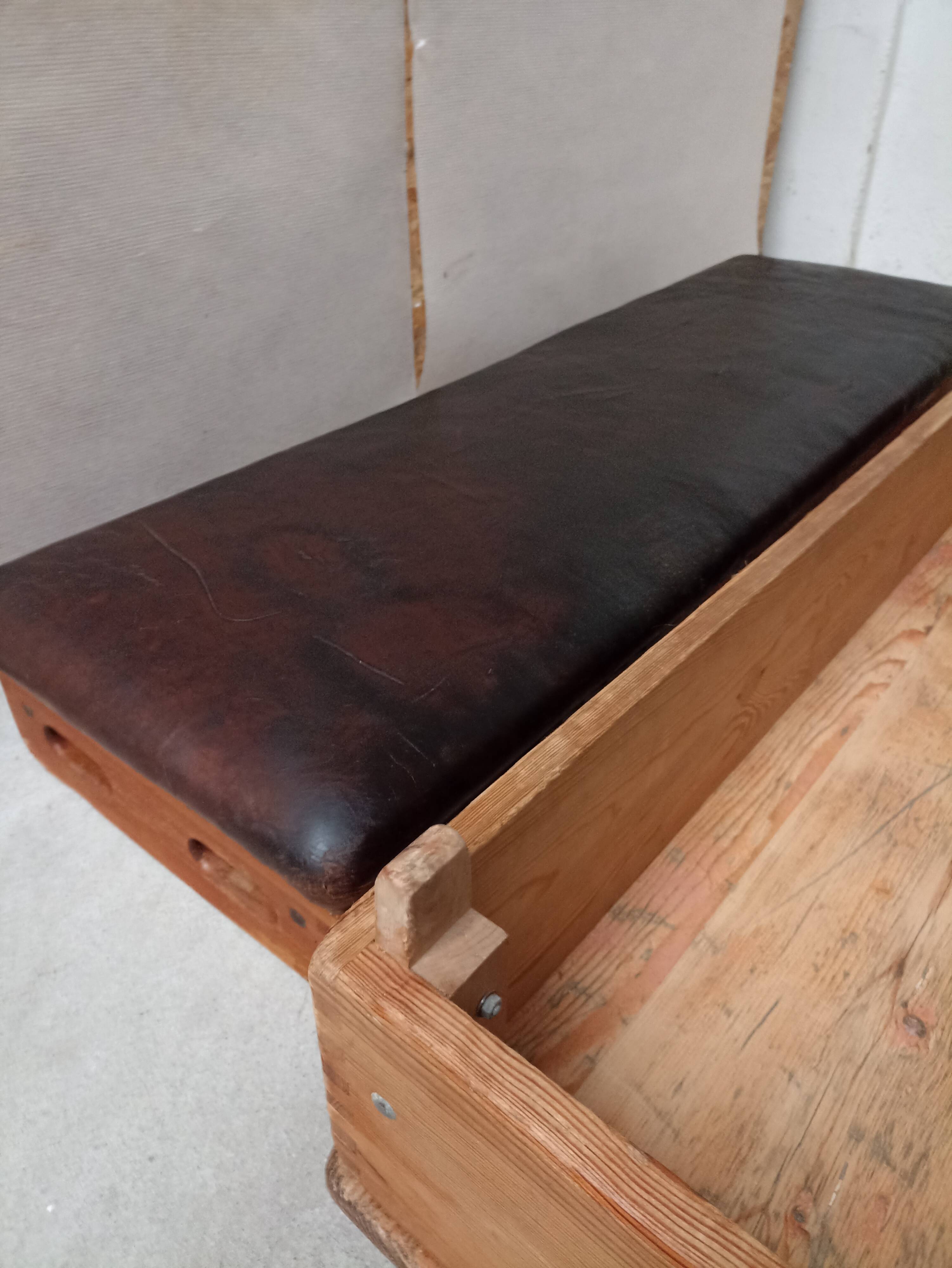 Bench, former gymnastics plinth