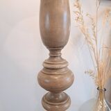 Vintage floor lamp in turned wood with aged effect.
