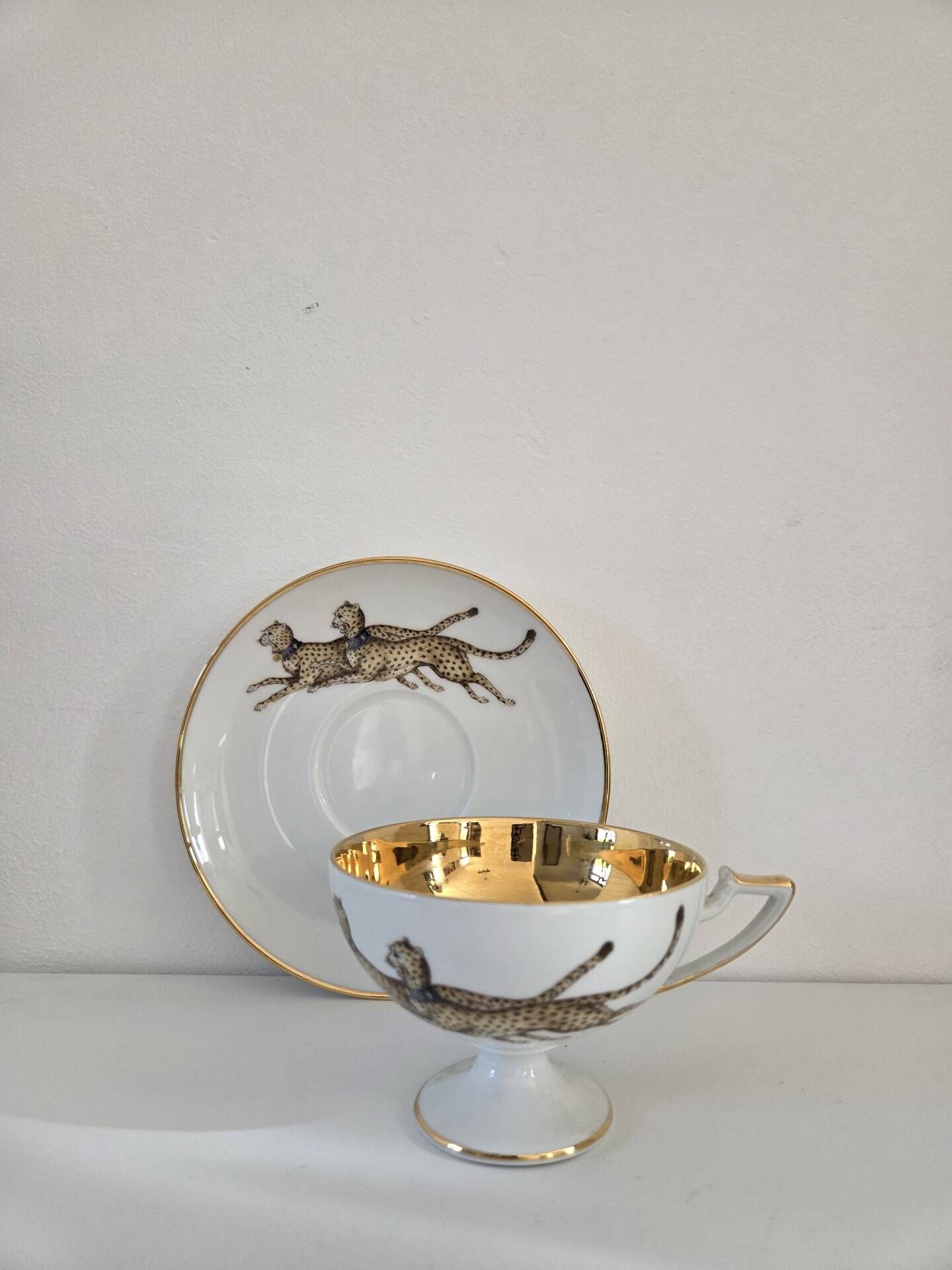 Porcelain cup from Paris "Royal Hunts"