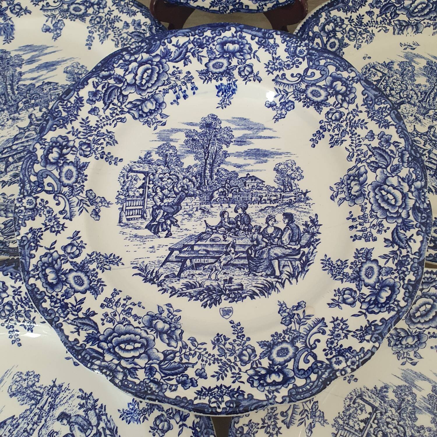 6 earthenware plates with floral and pastoral scene motifs