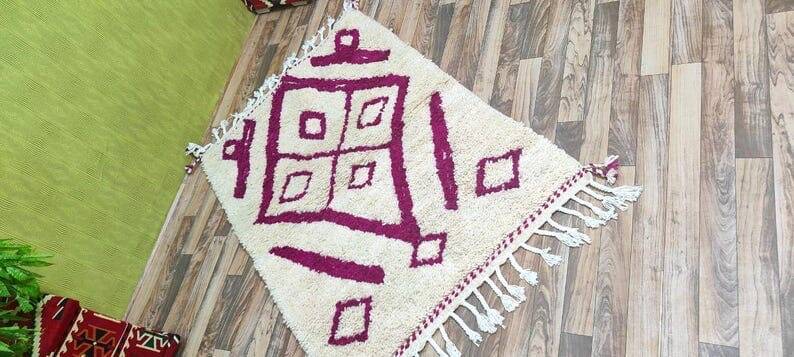 Traditional Moroccan rug made of pure Atlas wool.
