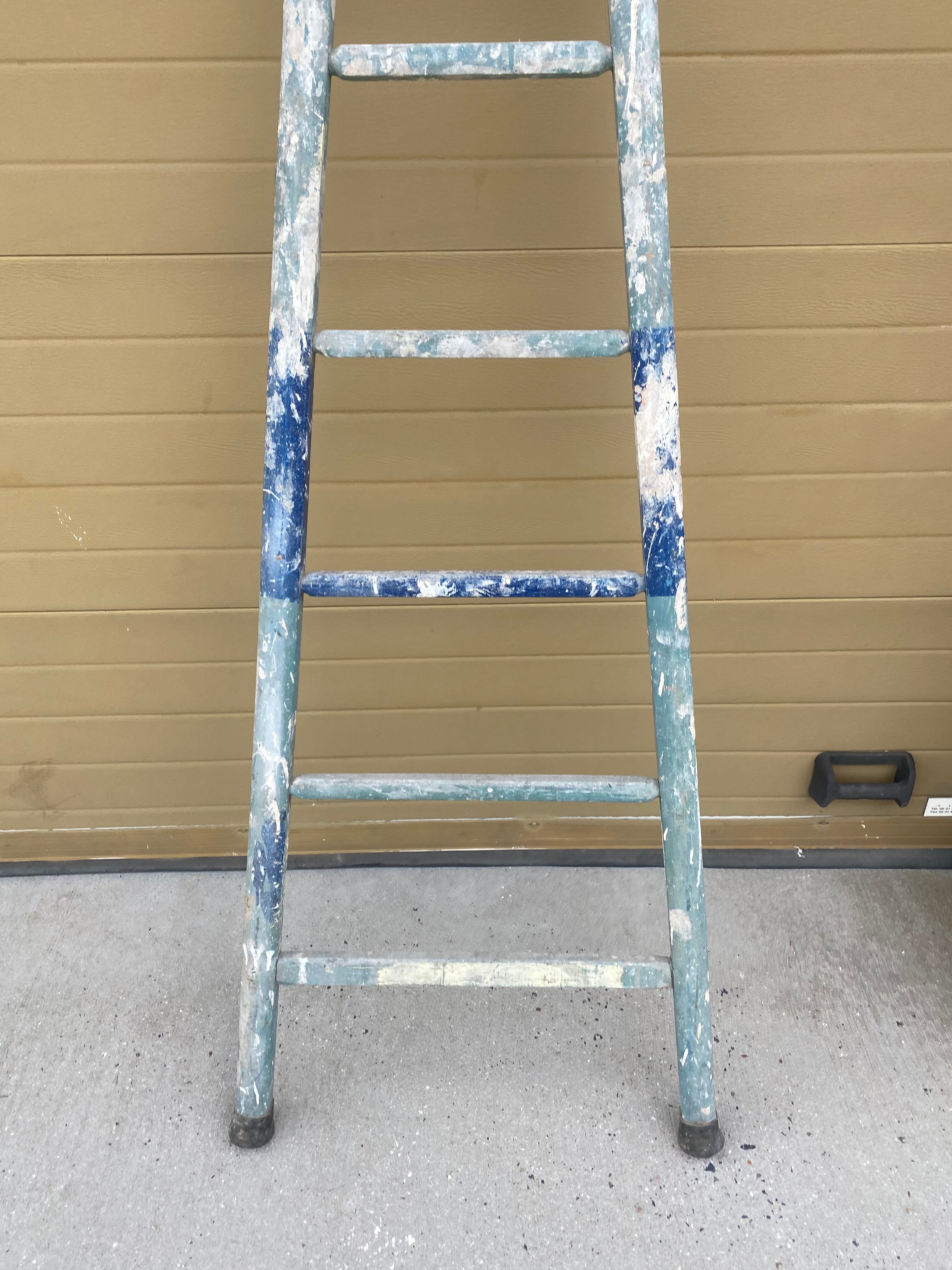 Wooden scale painter