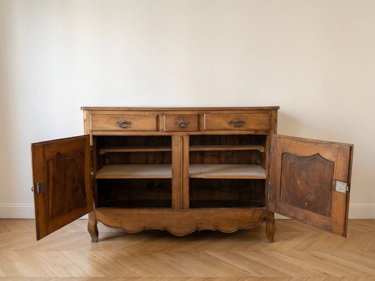 Buffet bas Louis XV en noyer clair 2 portes 3 tiroirs