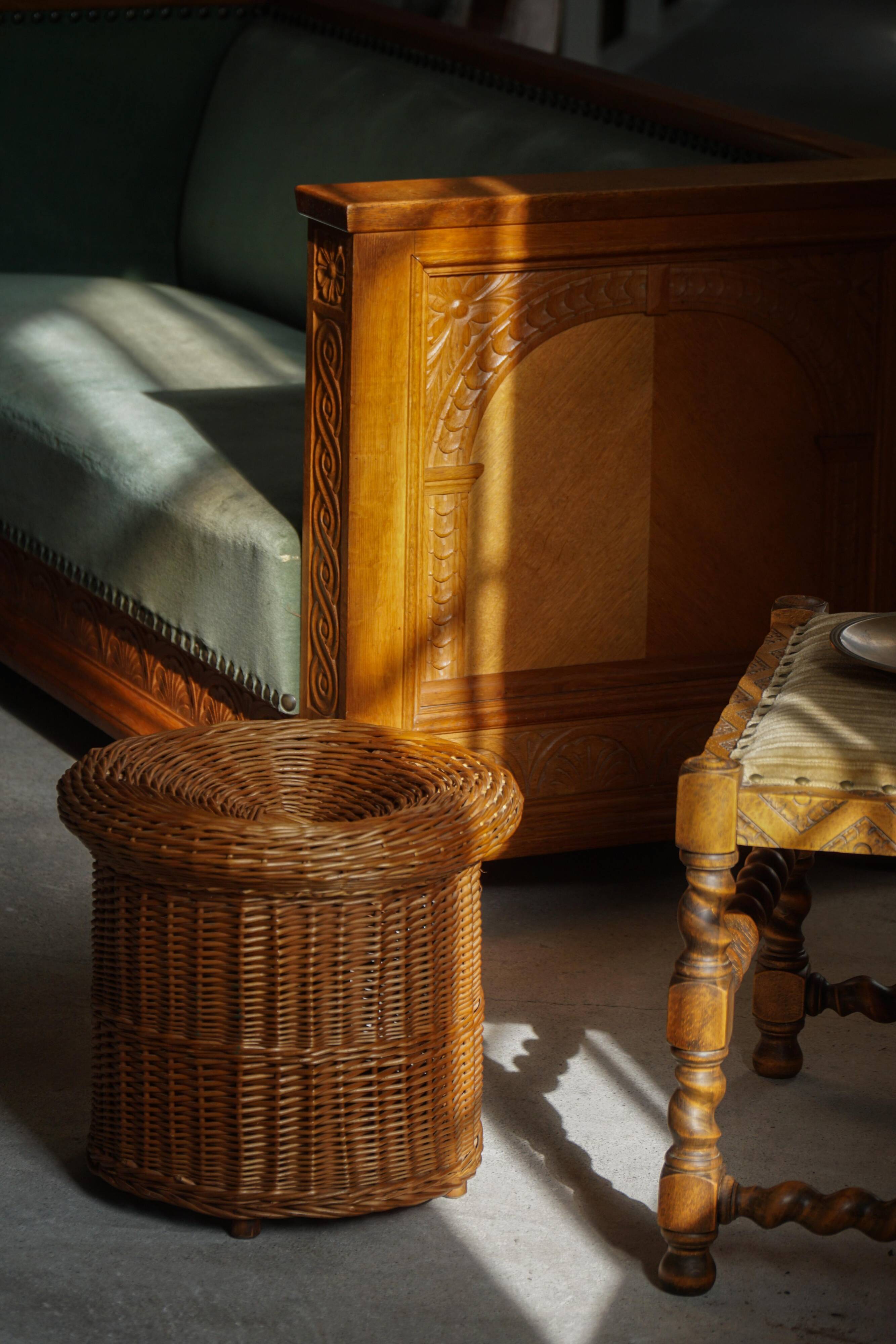 Table d'appoint / tabouret décoratif en rotin de Bohème, French mid 20th