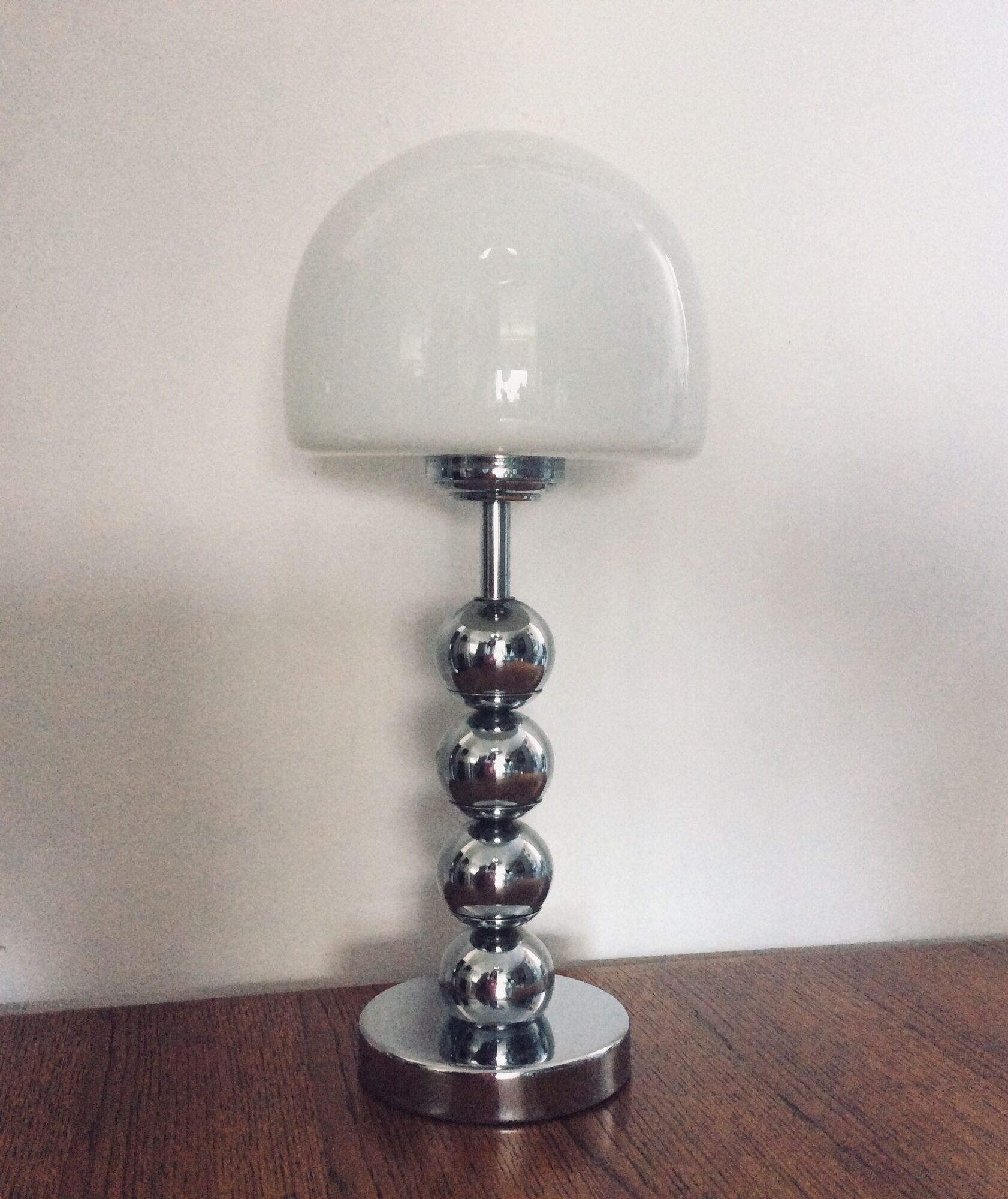 Lampe champignon vintage années 70 pied chromé  et globe opaline