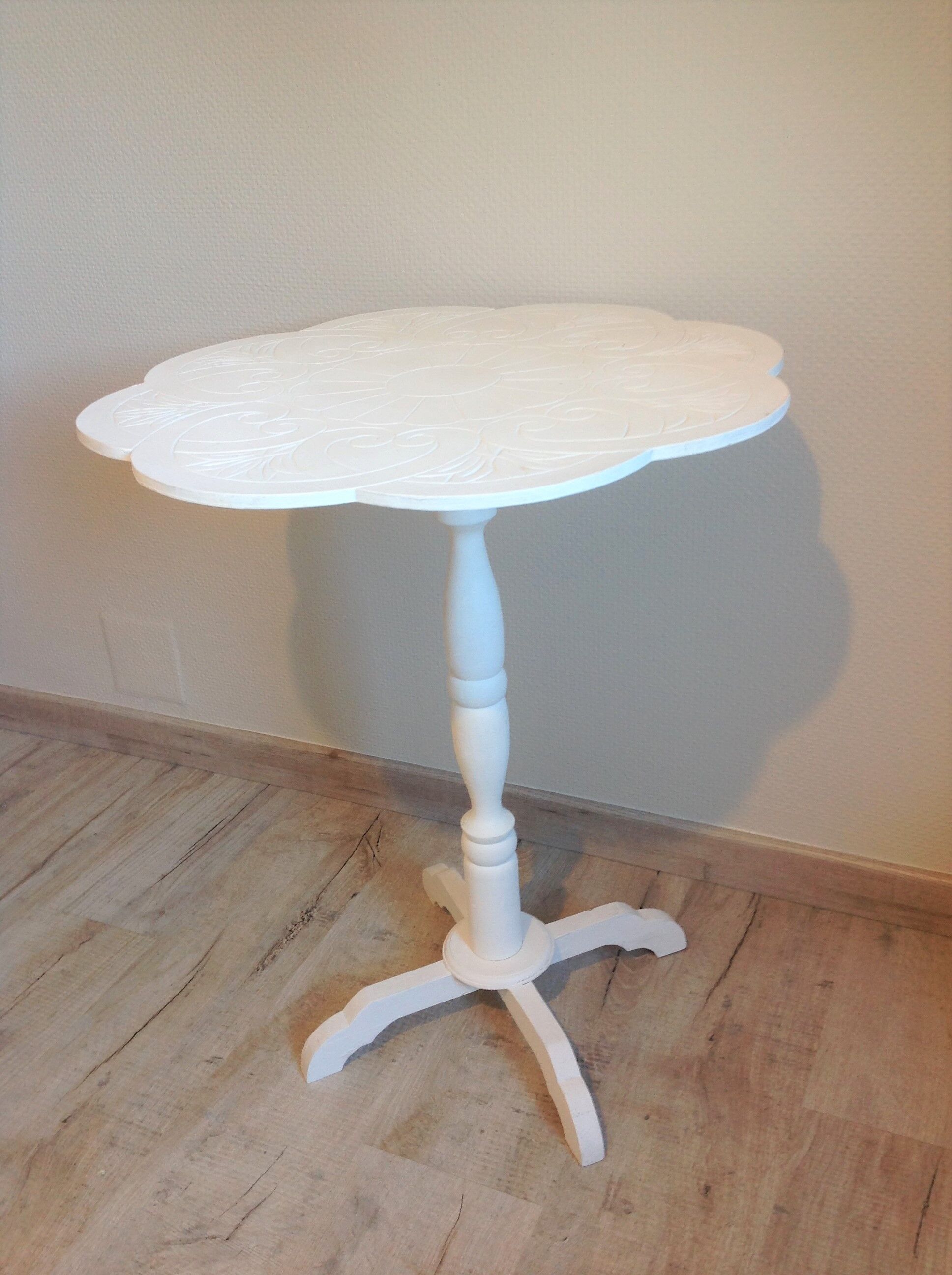 White side table in painted wood and decorated top